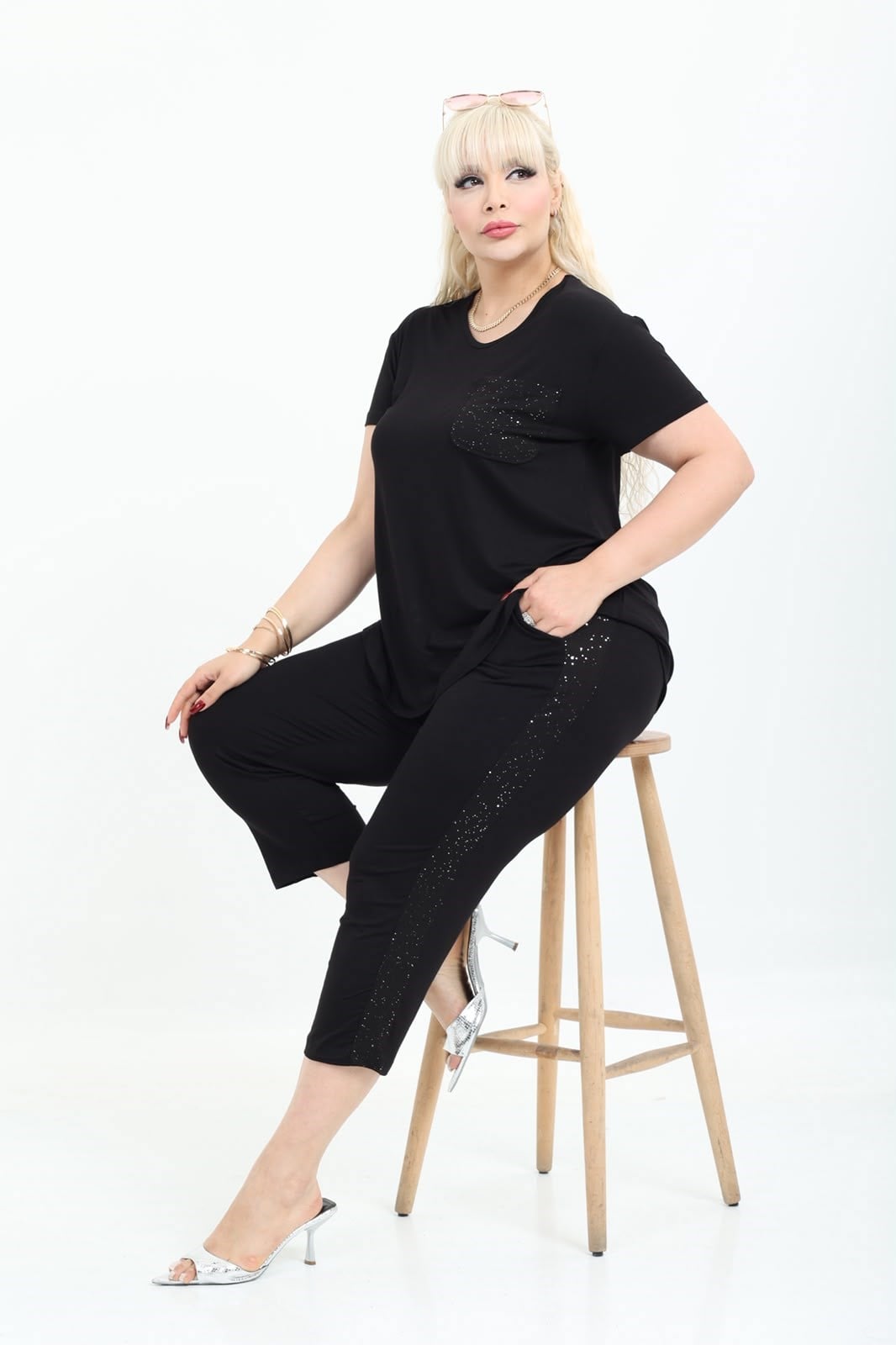 Kadın Siyah Taş Detaylı  Kapri ve Tshirt Şık Viskon Penye Alt Üst Takım
