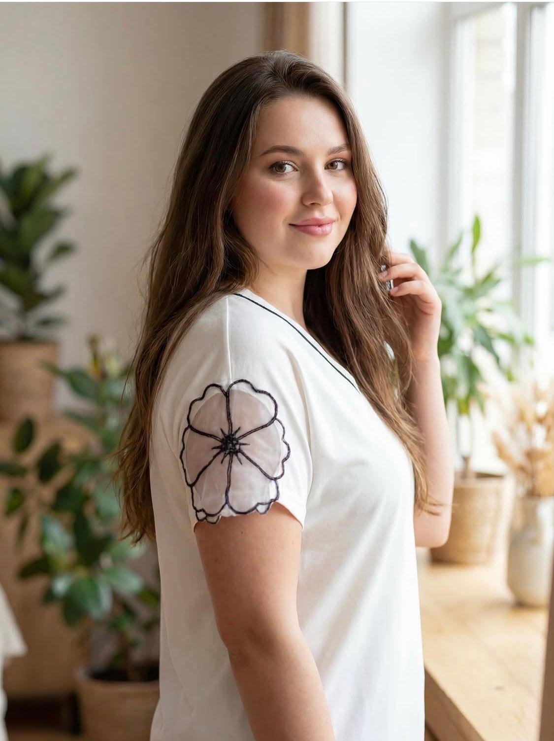 Kadın Yonca Kol Desenli V Yaka Beyaz Şık Penye Tshirt