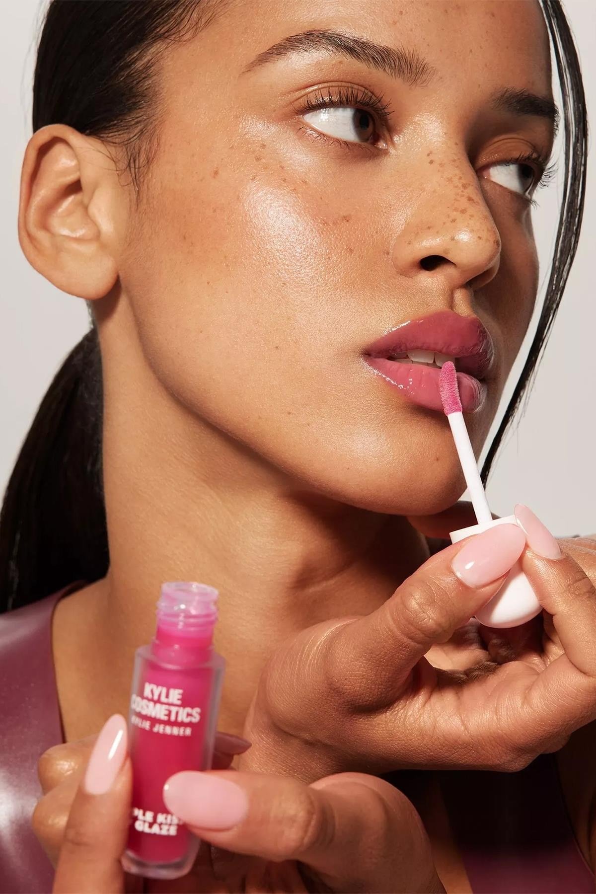 Kylie Glossy Lip Kit Dudak Kalemi ve Parlatıcı Set Candy Pink