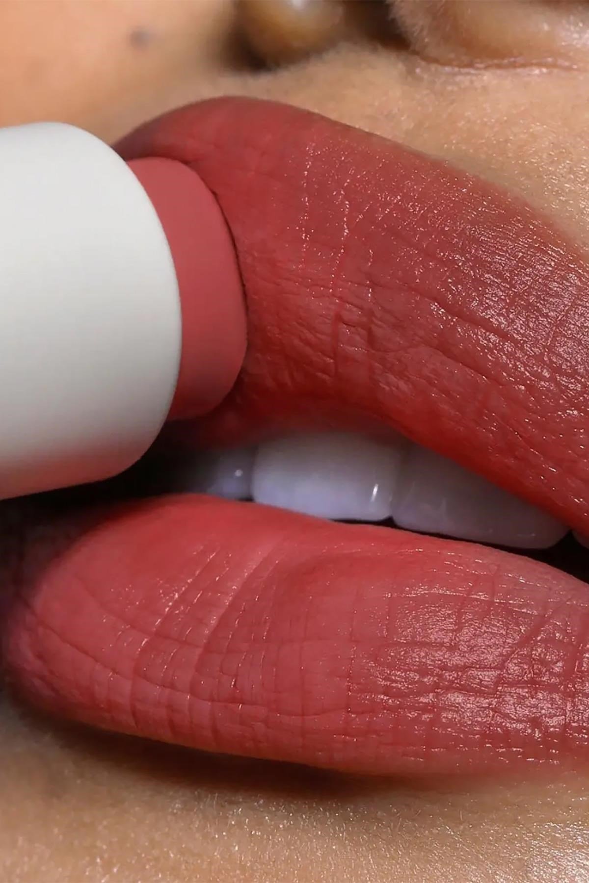 Refy Lip Blush Nemlendirici ve Doğal Bitişli Ruj Wine 4.7GR