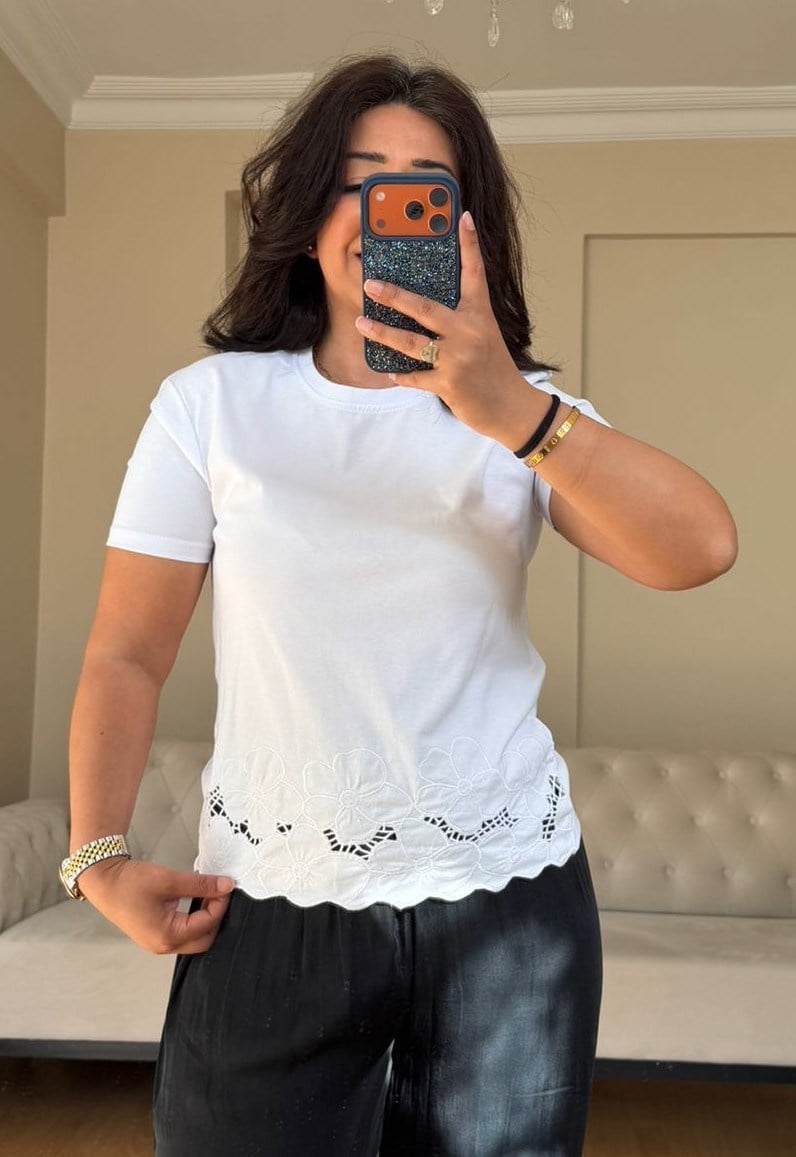 Beyaz Nakışlı Fit Kalıp Tişört
