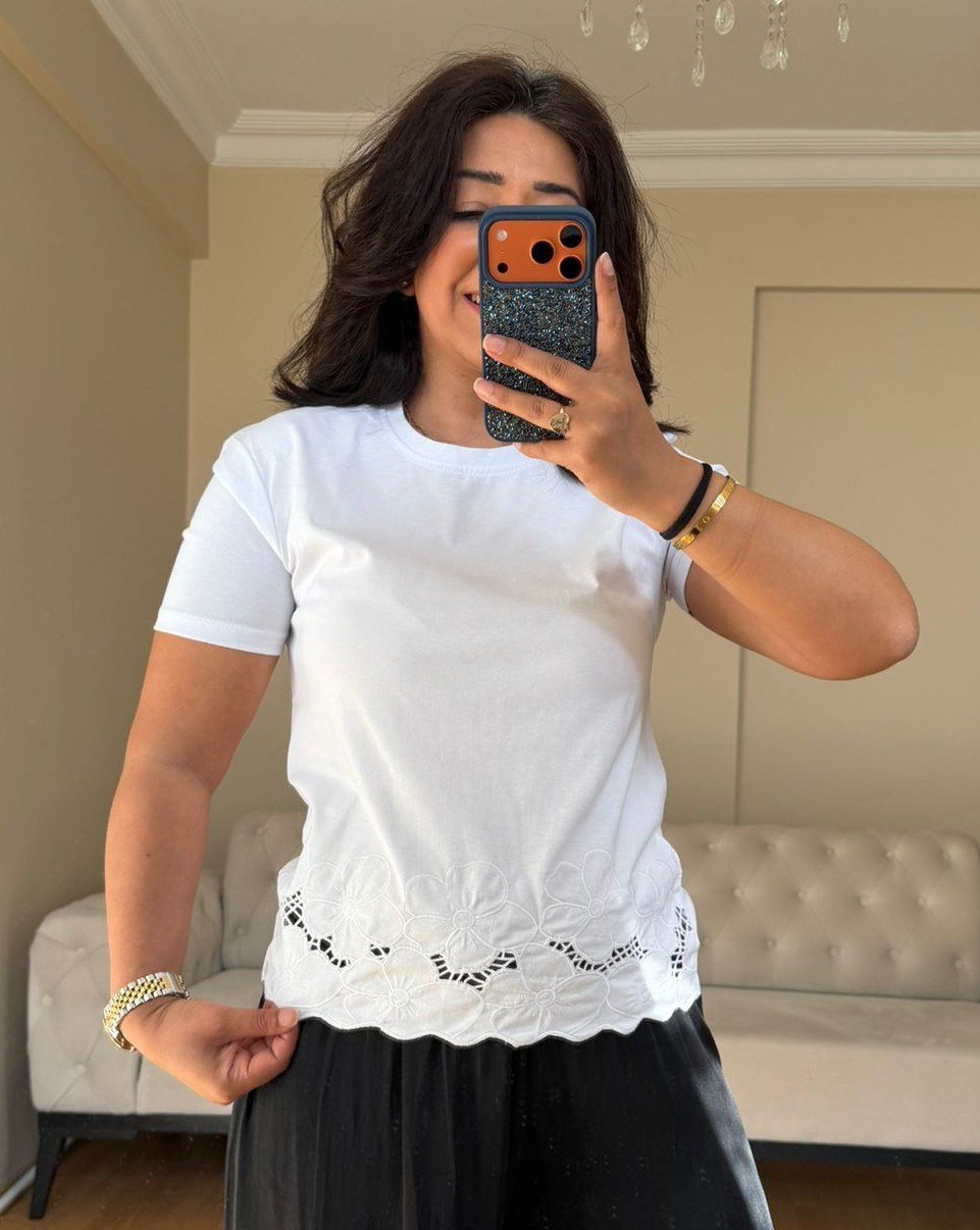 Beyaz Nakışlı Fit Kalıp Tişört