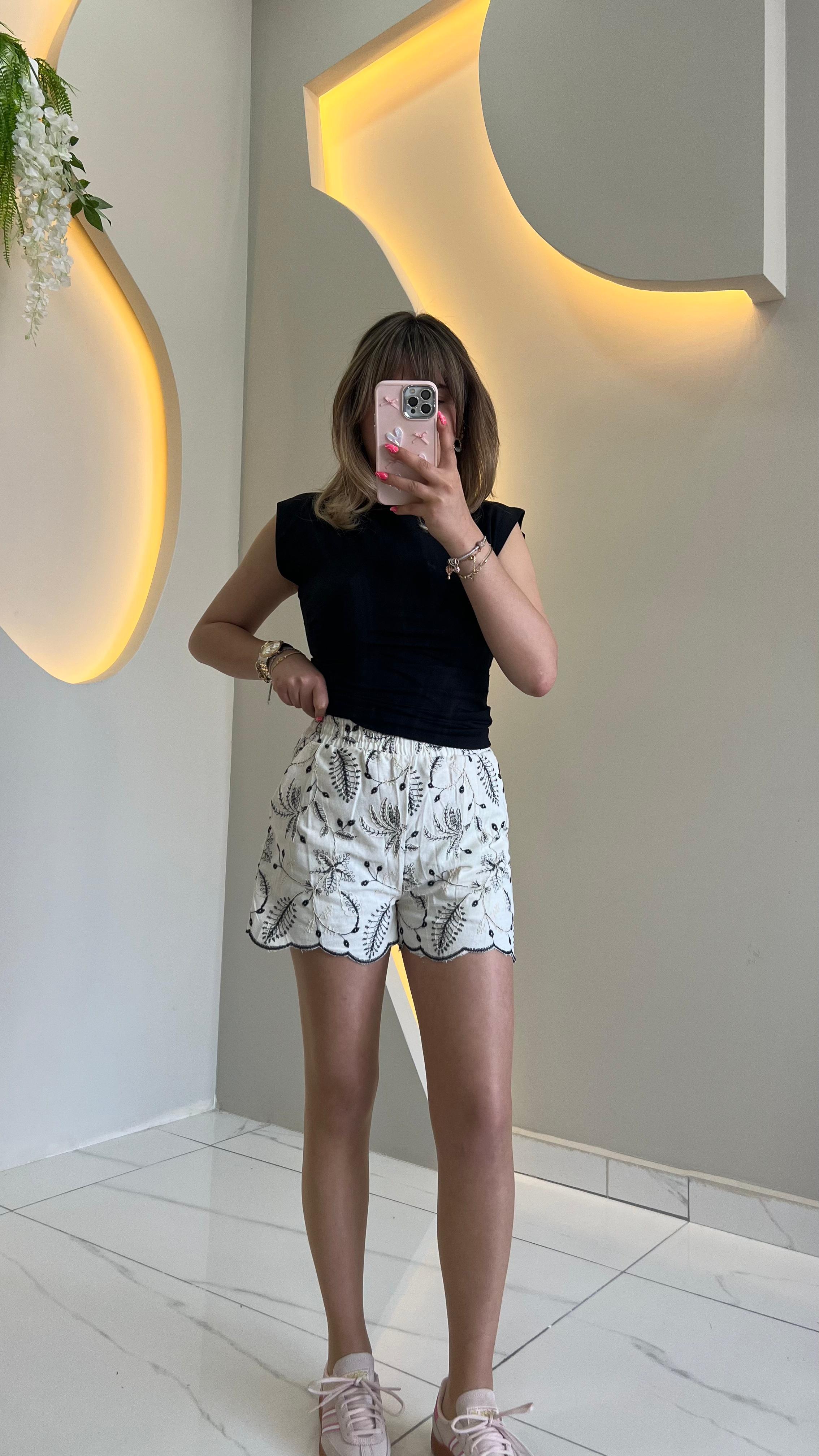 Keten İşlemeli Şort