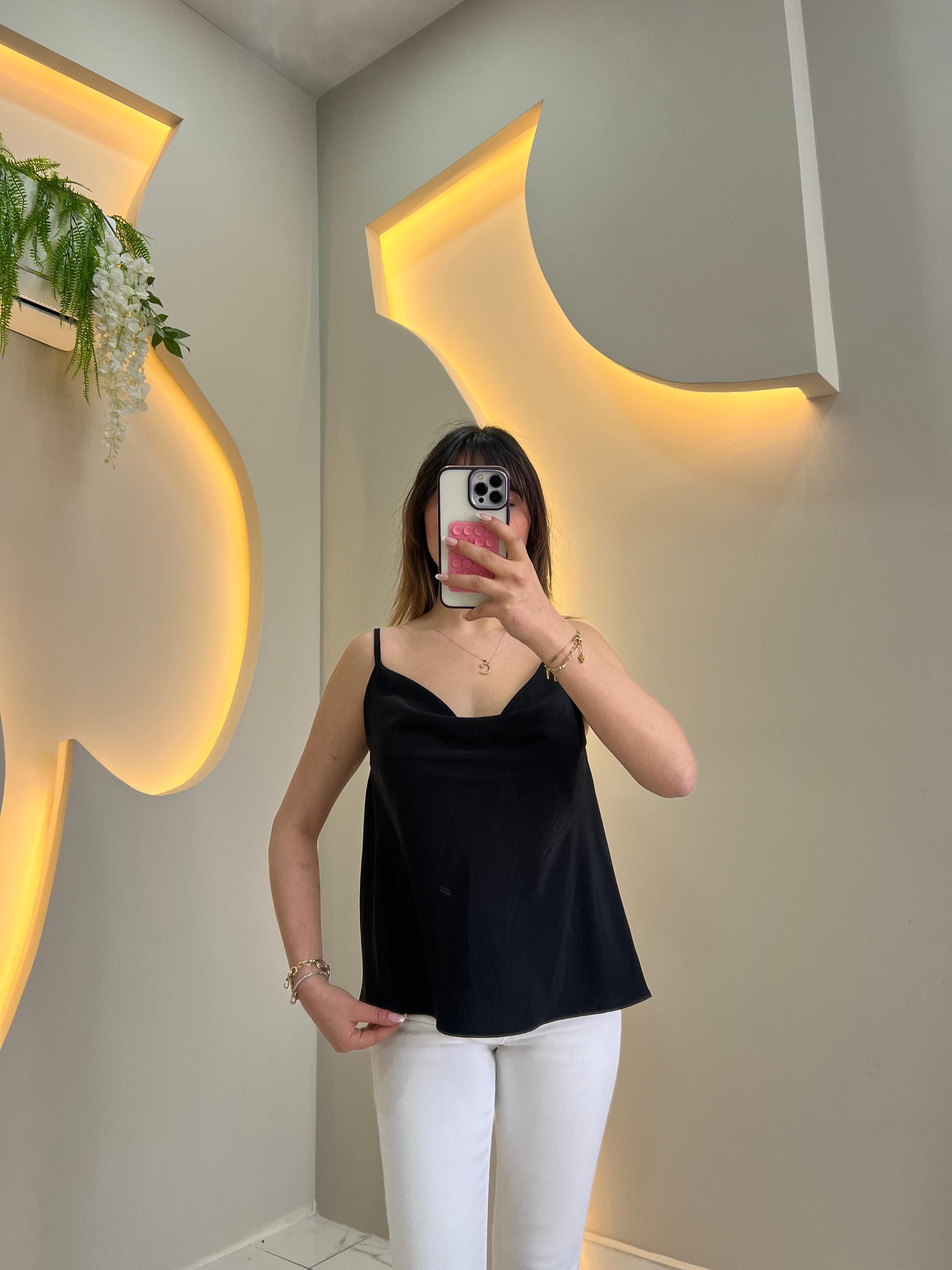 Siyah Askılı Degaje Yaka Bluz