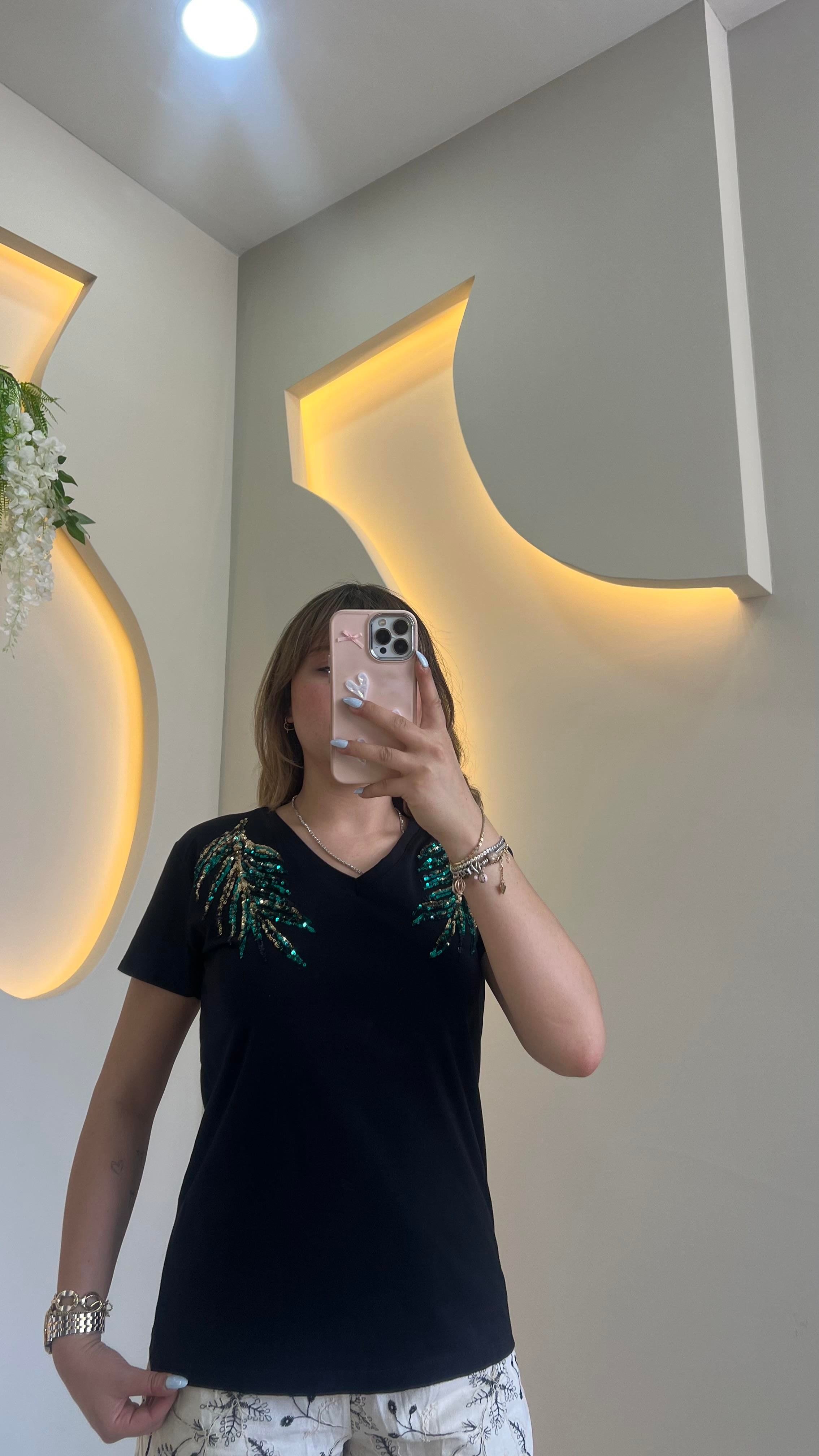 Siyah İşlemeli Pamuklu Tişört 