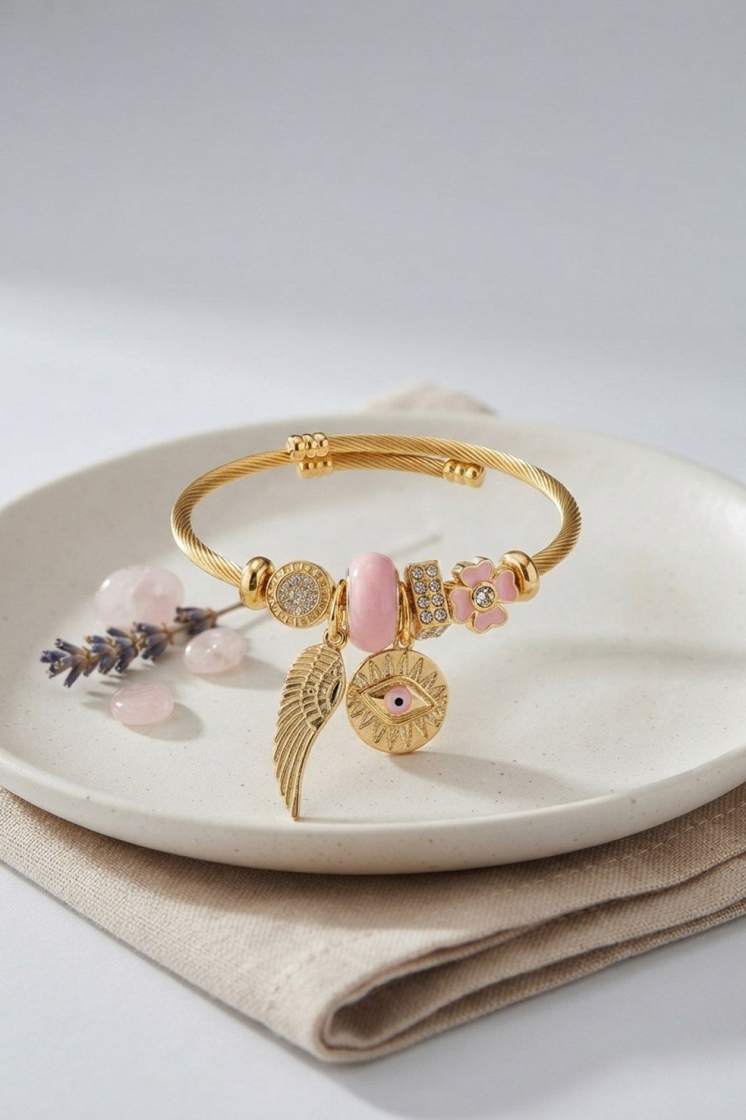 Pembe Göz Model Gold Renk Charmlı Bileklik