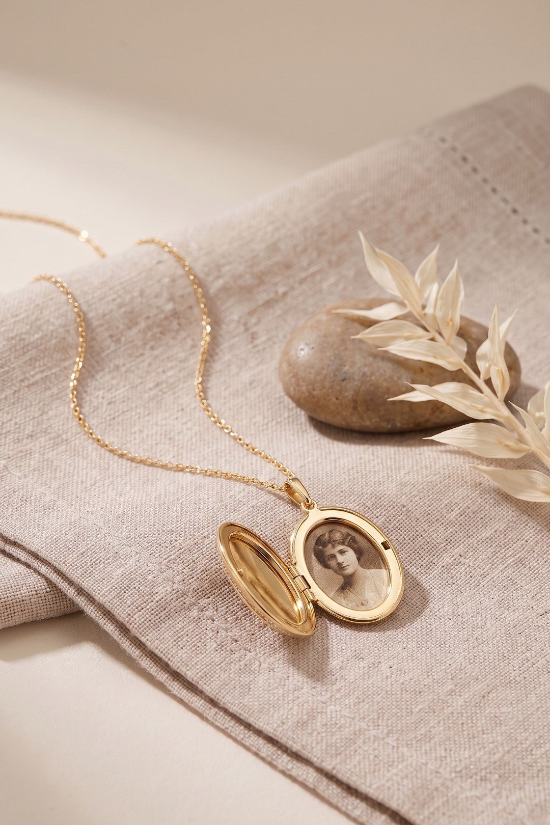 Pirinç Gold Renk Kapaklı Fotoğraf Koyulabilir Model Kadın Kolye