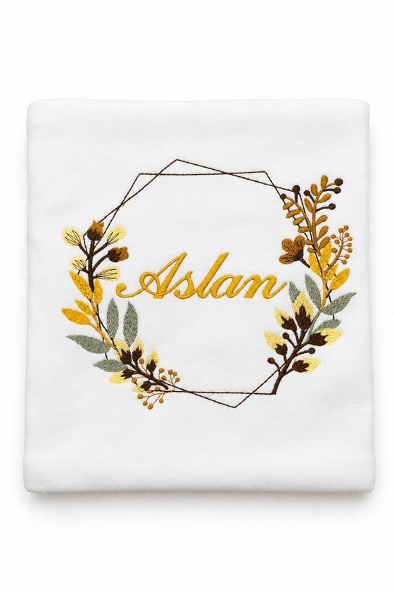 Kişiye Özel İsimli Sarı Botanik Nakışlı Pamuk Bebek Battaniyesi – 85 × 95 cm