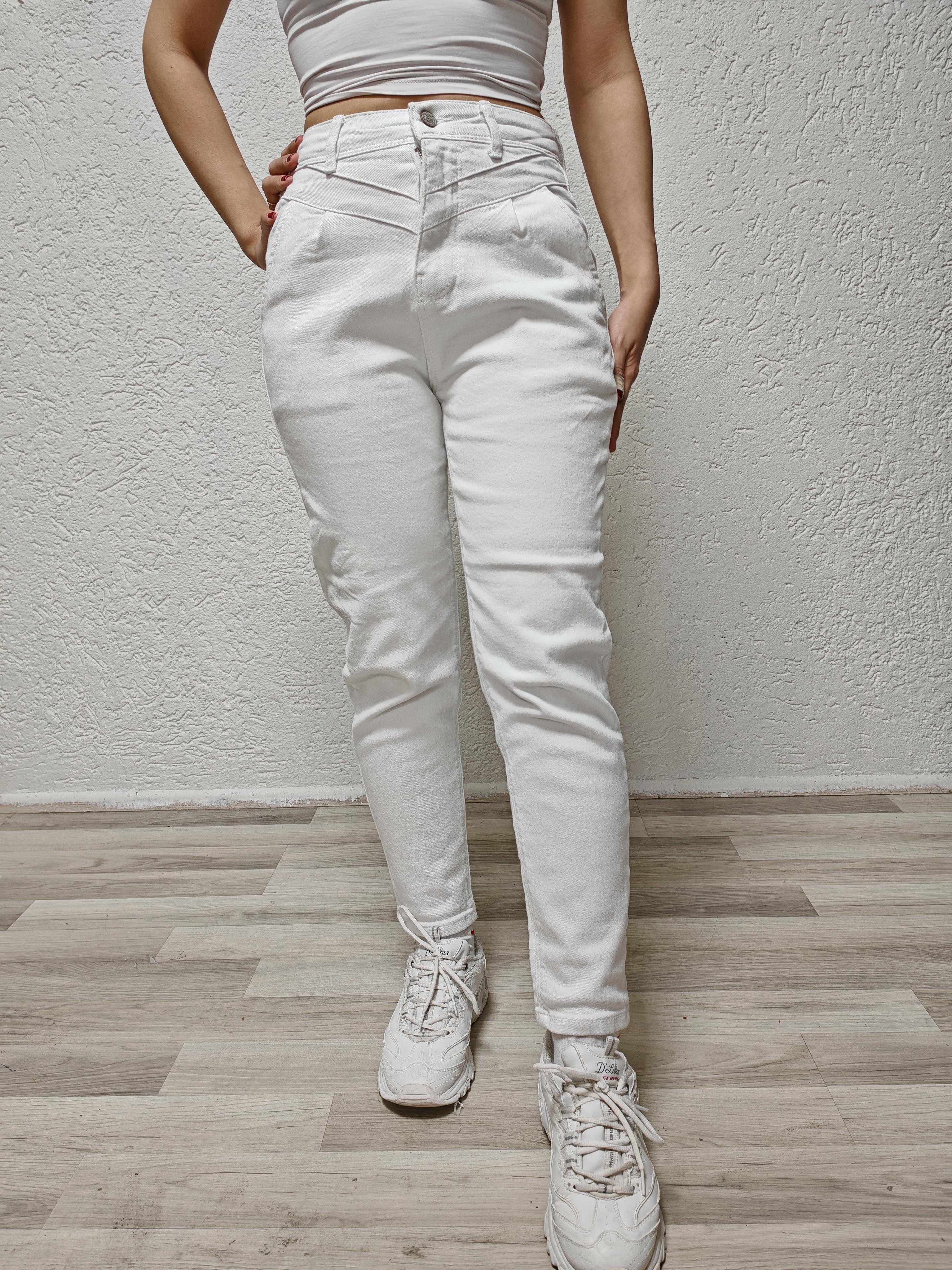 beyaz bel detaylı mom jean kadın pantolon