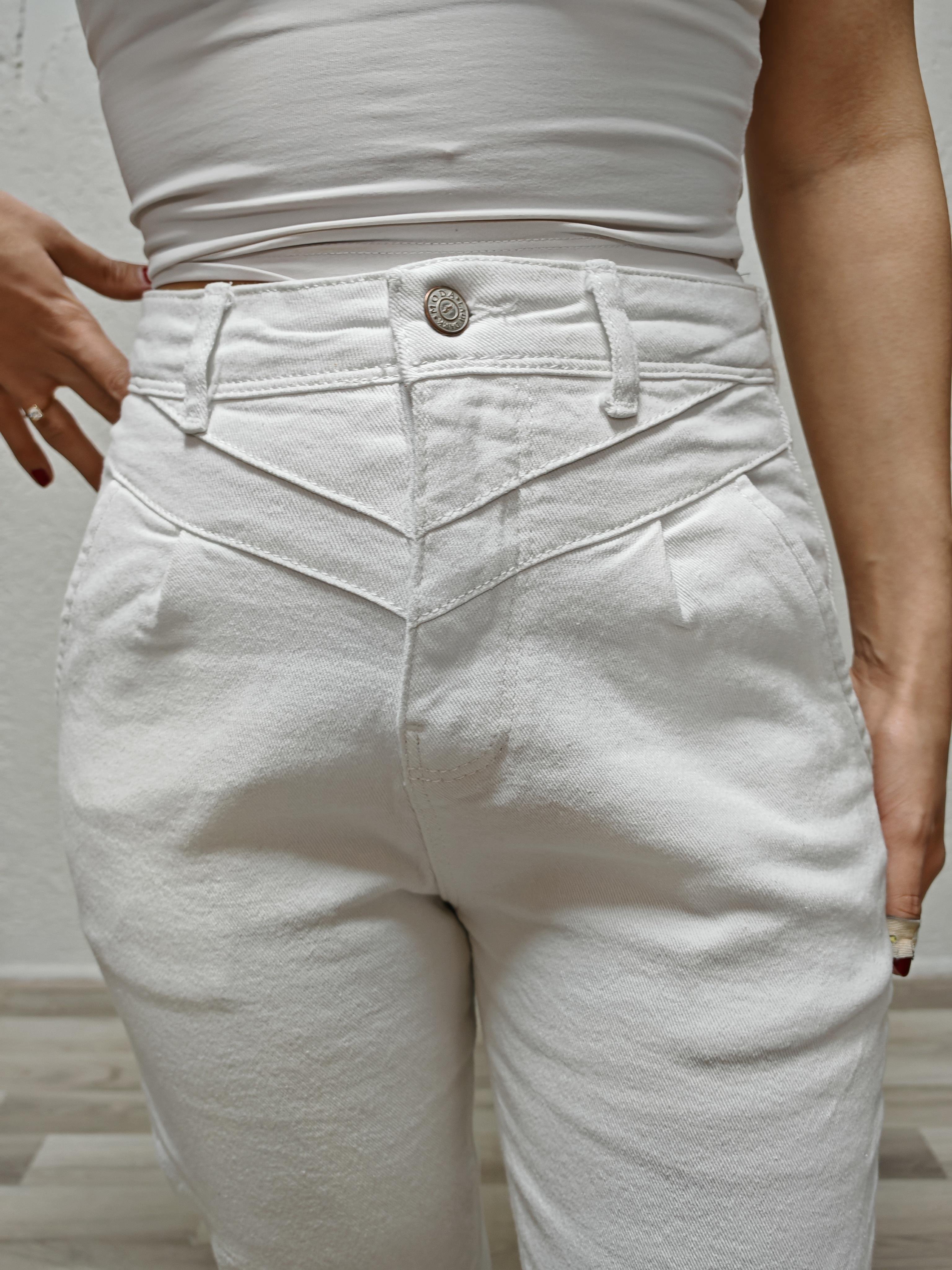 beyaz bel detaylı mom jean kadın pantolon