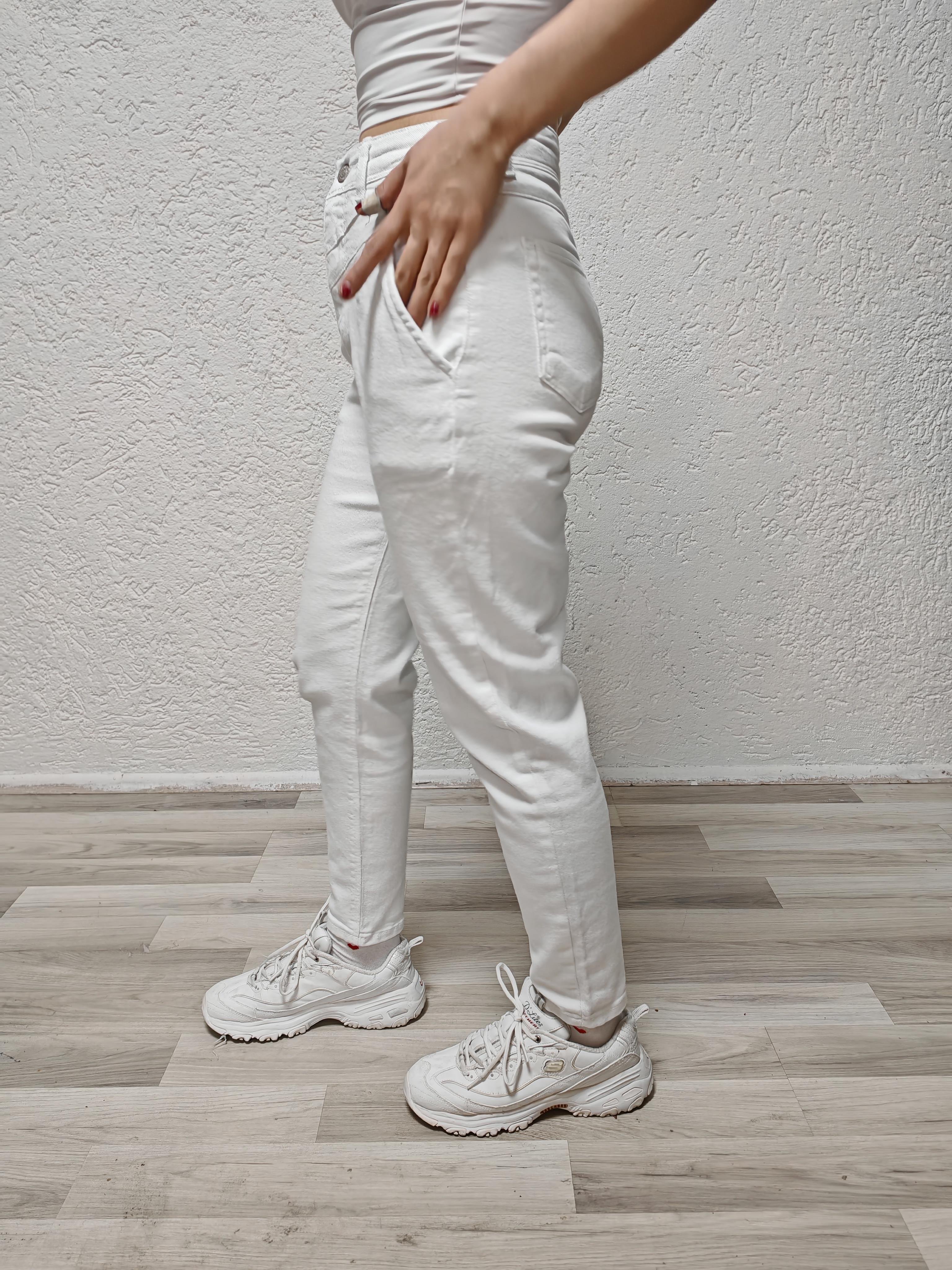 beyaz bel detaylı mom jean kadın pantolon