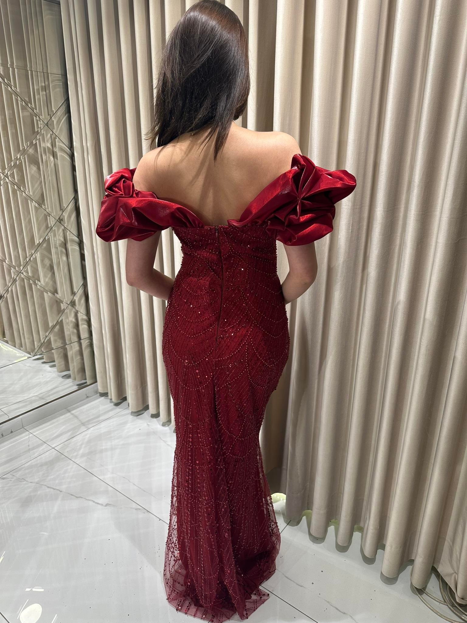 Bordo Kayık Yaka Boncuk İşlemeli Balık Model Abiye Elbise | Kaleiçi Yıldızlar