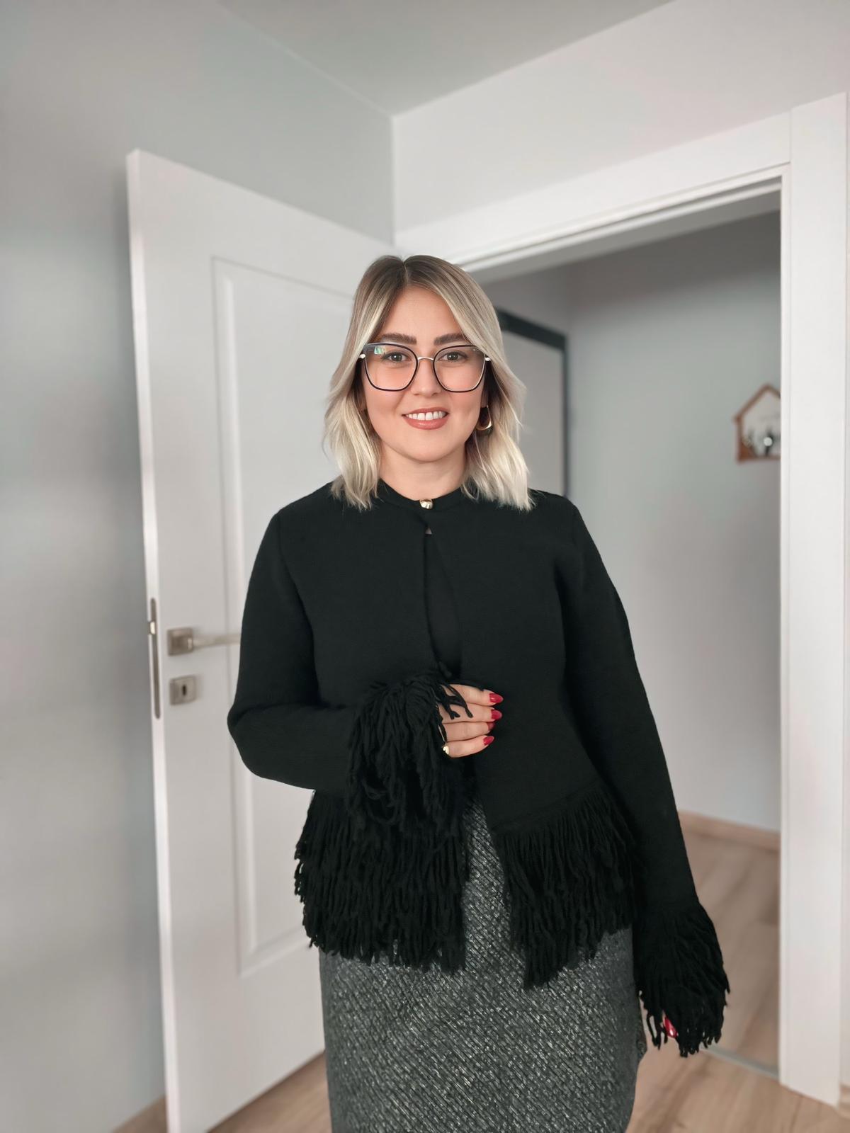Siyah Püsküllü Hırka