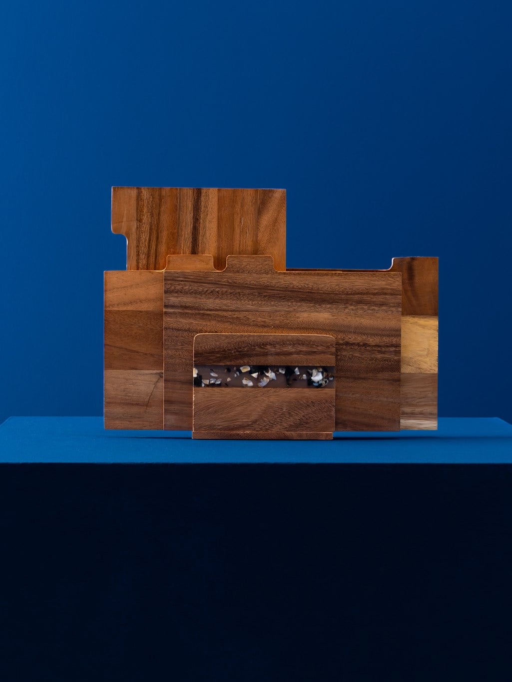 5 Parça Ceviz Kesme Tahtası Seti (30x25 cm) | Artdeconcept Artdeconcept 5 Parça Ceviz Ağacı Kesme Tahtası Seti - Epoksi Standlı