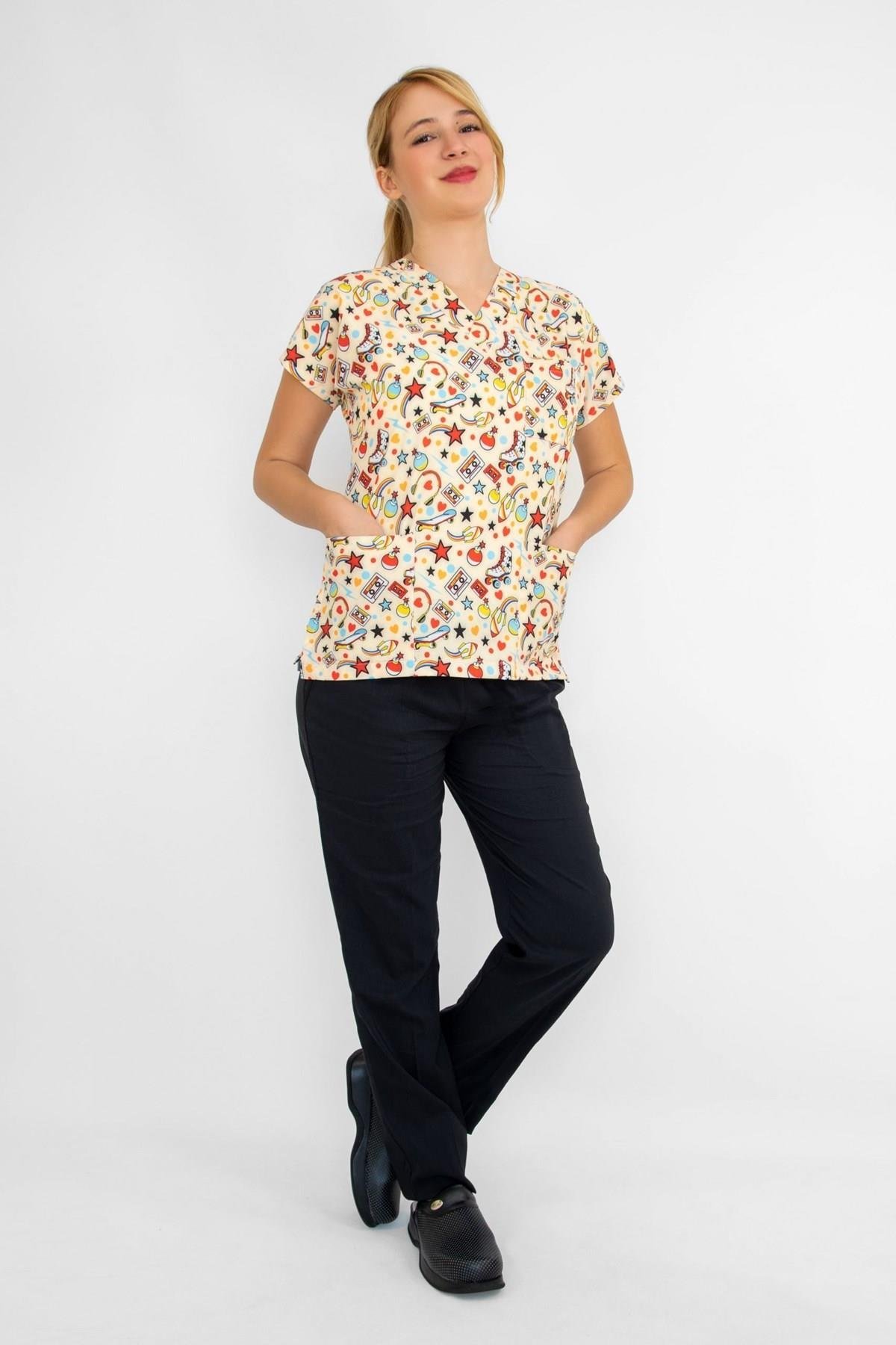 90'lar Desenli Likralı Doktor Hemşire Cerrahi Scrubs Üniforma Takım-Nur Medikal Giyim