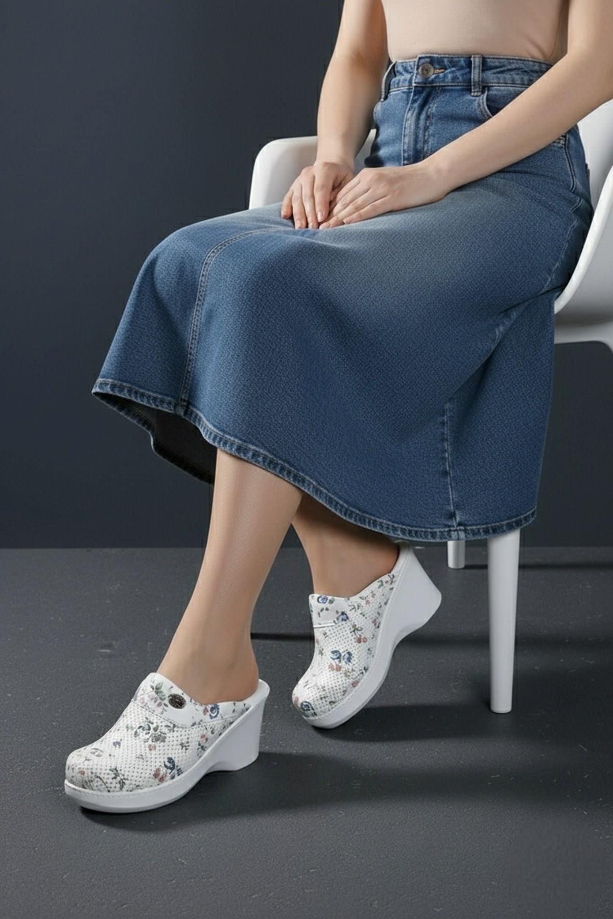 Beyaz Çiçekli Delikli Dolgu Topuklu Kadın Sabo Ortopedik Hemşire Doktor Aşçı Günlük Terlik-Nur Ortopedi