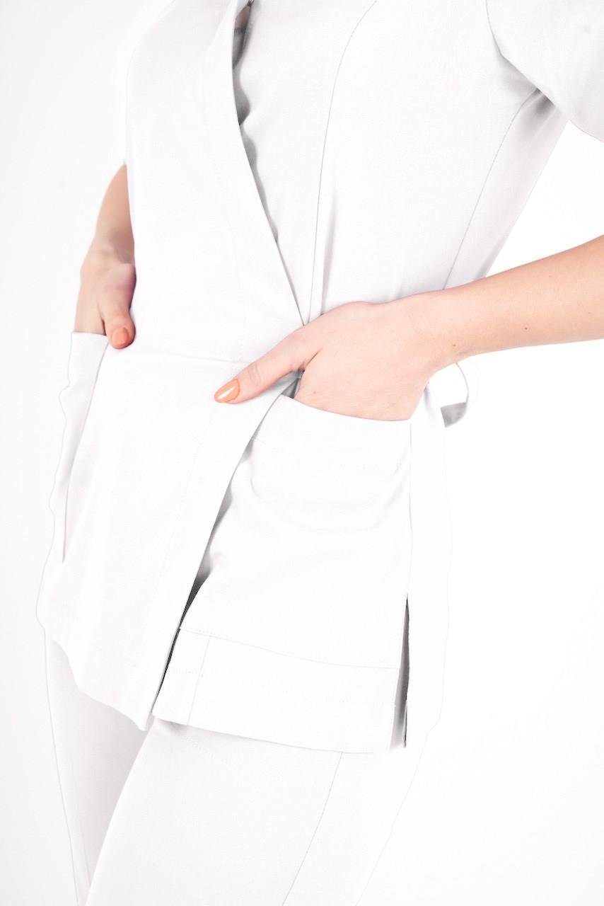 Beyaz Elegant Model Cerrahi Üniforma Belden Bağlamalı Scrubs Takım-Nur Medikal Giyim