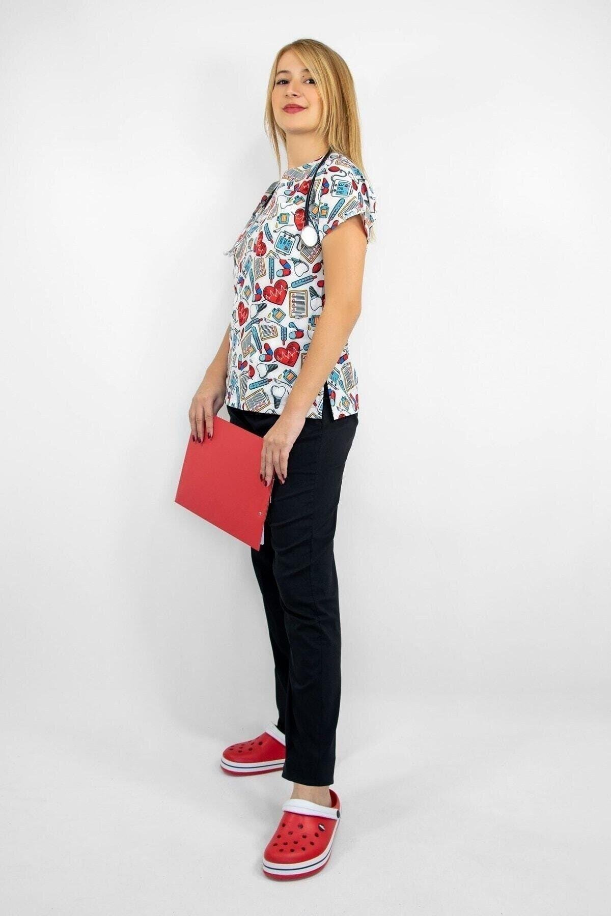 Beyaz Ilkyardım Desenli Likralı Alt Üst Takım-Nur Medikal Giyim