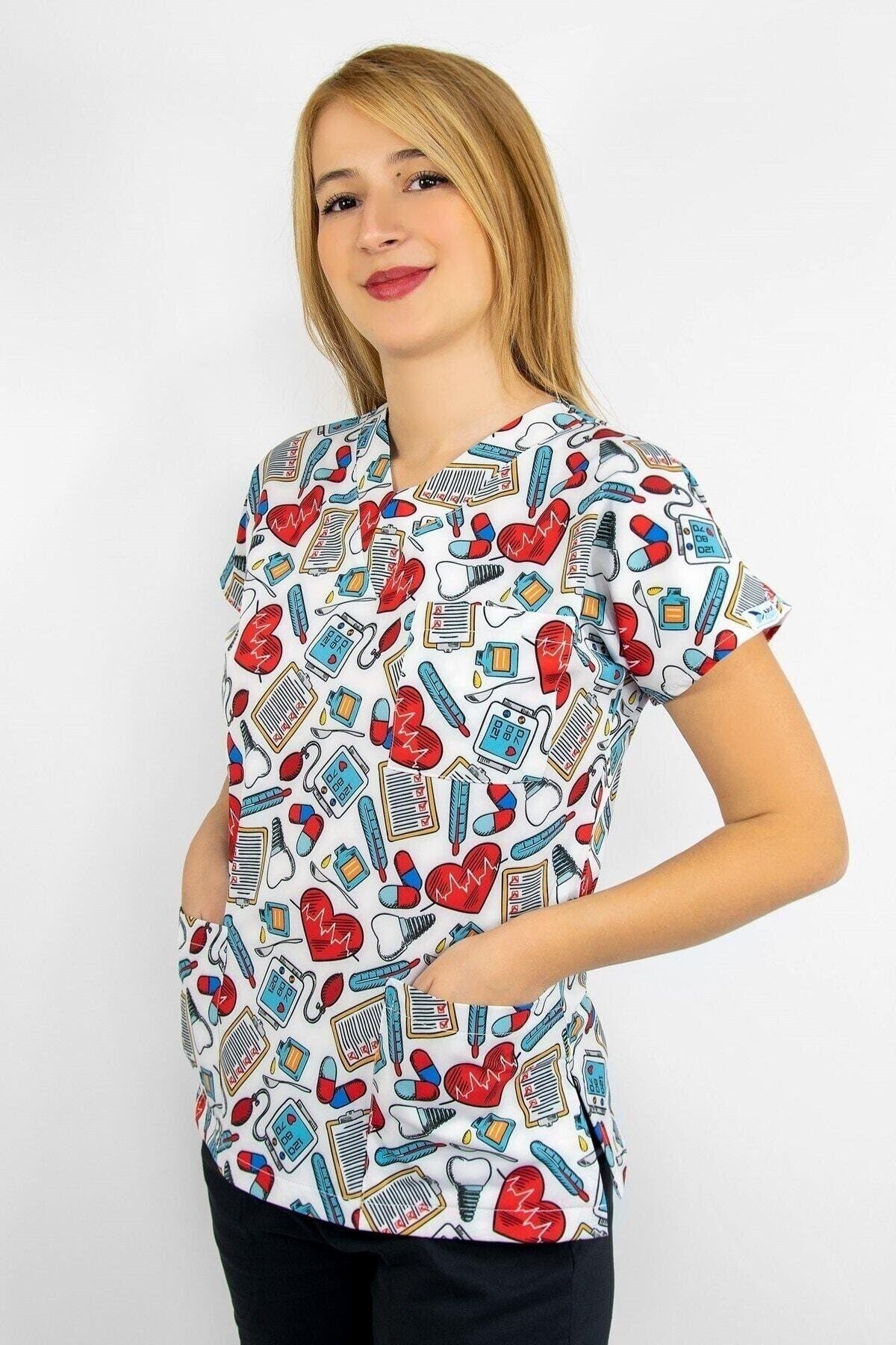 Beyaz Ilkyardım Desenli Likralı Alt Üst Takım-Nur Medikal Giyim