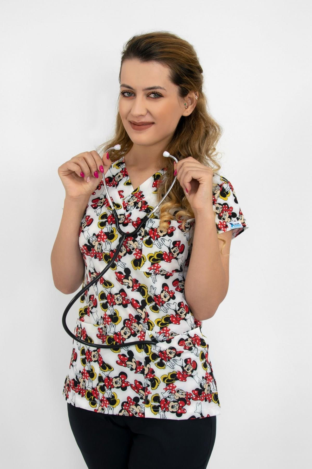 Beyaz Minnie Mouse Desenli Likralı Hemşire Doktor Hastane Cerrahi Tek Üst Forma-Nur Medikal Giyim