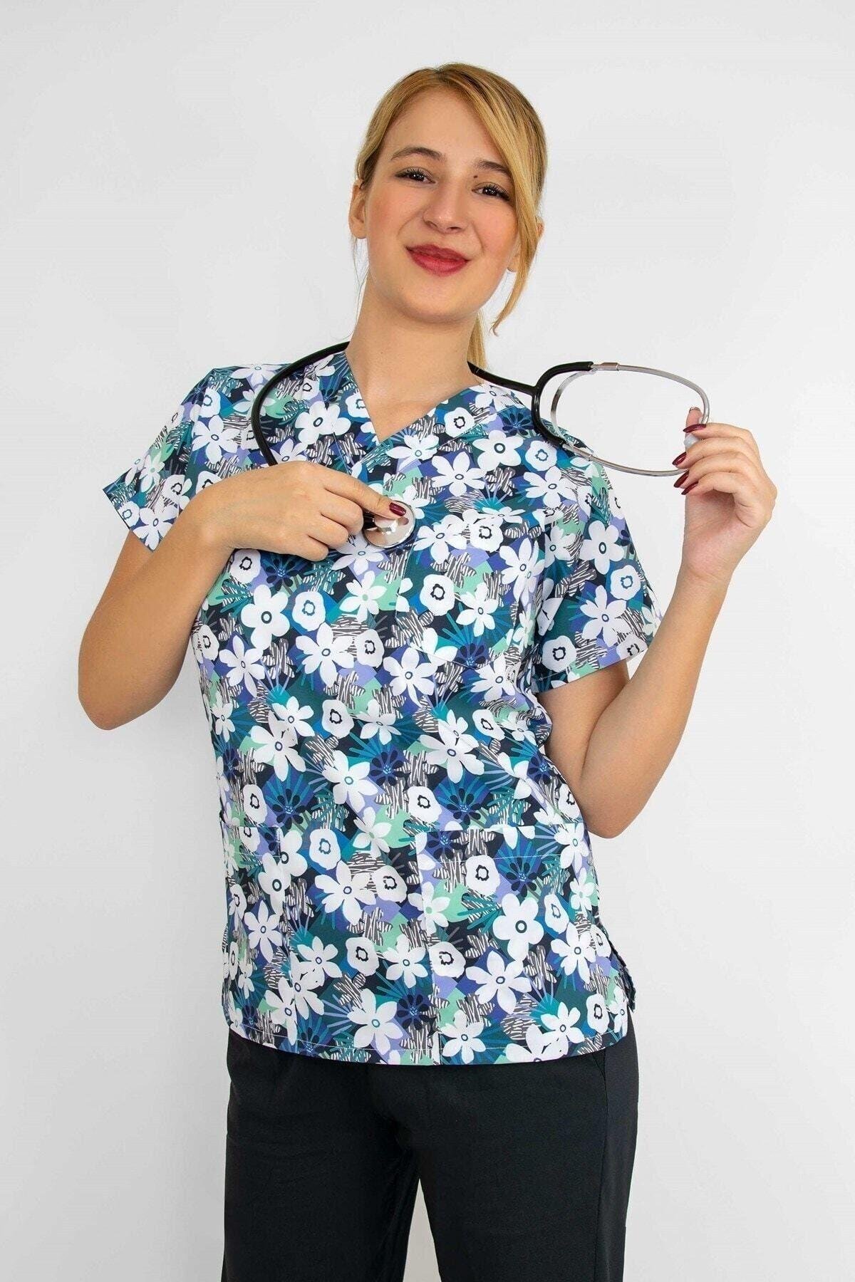 Doktor Cerrahi Hemşire Forması Beyaz Papatya Desenli Likralı Alt Üst Takım Forma Greys-Nur Medikal Giyim