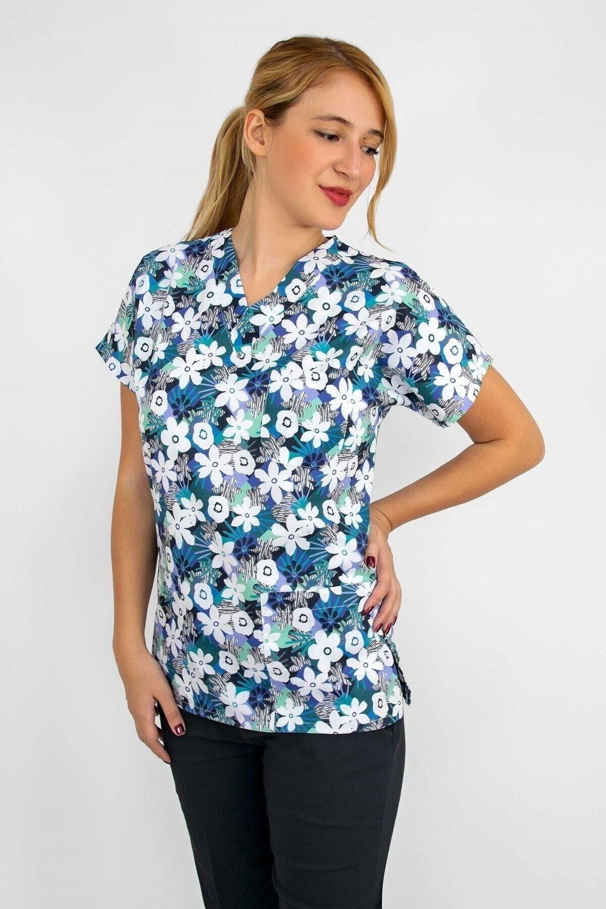 Doktor Cerrahi Hemşire Forması Beyaz Papatya Desenli Likralı Alt Üst Takım Forma Greys-Nur Medikal Giyim