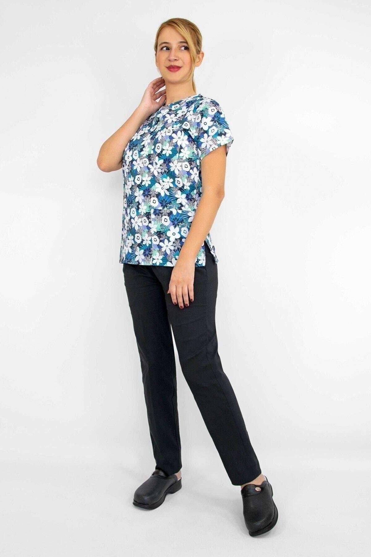 Doktor Cerrahi Hemşire Forması Beyaz Papatya Desenli Likralı Alt Üst Takım Forma Greys-Nur Medikal Giyim