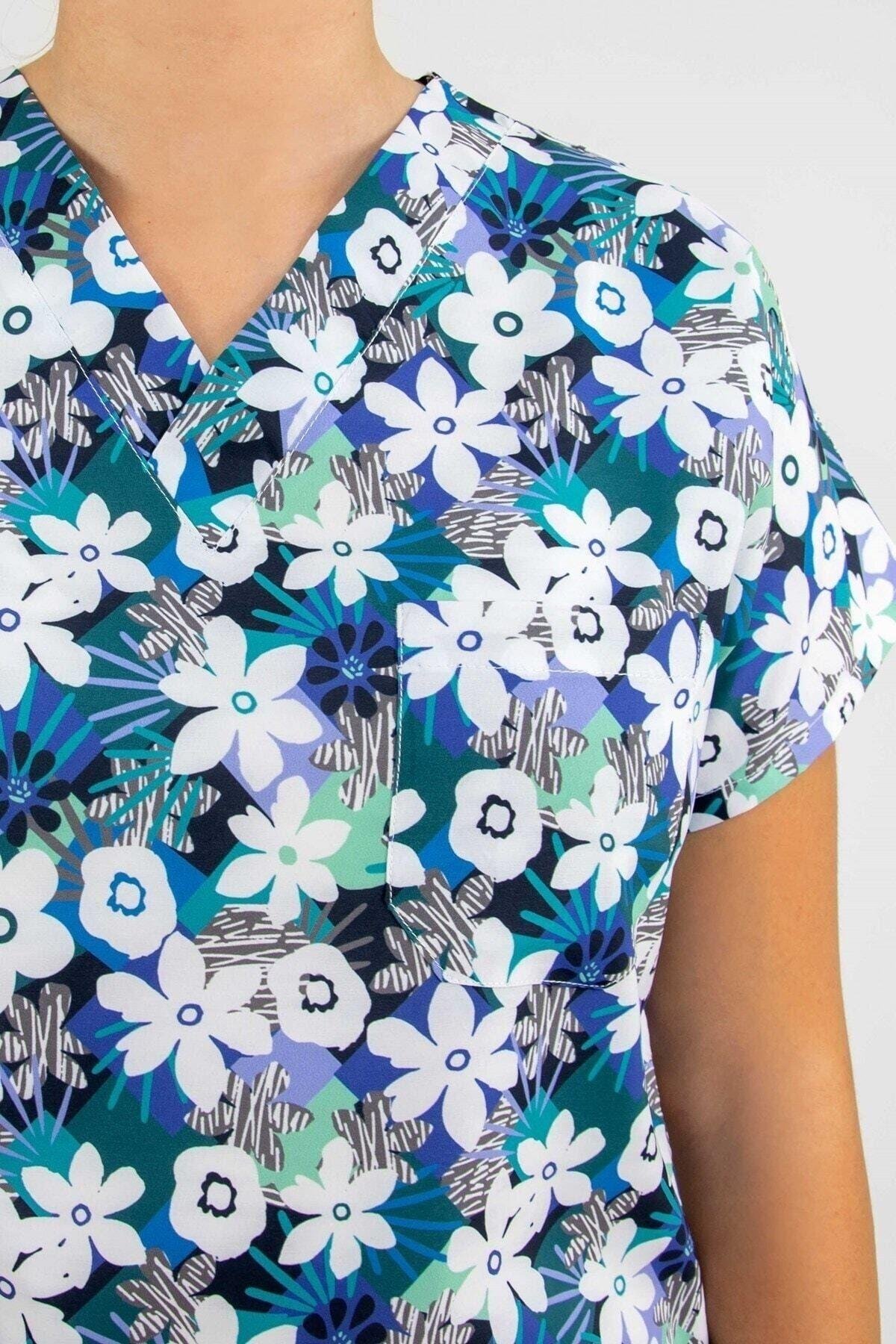 Doktor Cerrahi Hemşire Forması Beyaz Papatya Desenli Likralı Alt Üst Takım Forma Greys-Nur Medikal Giyim