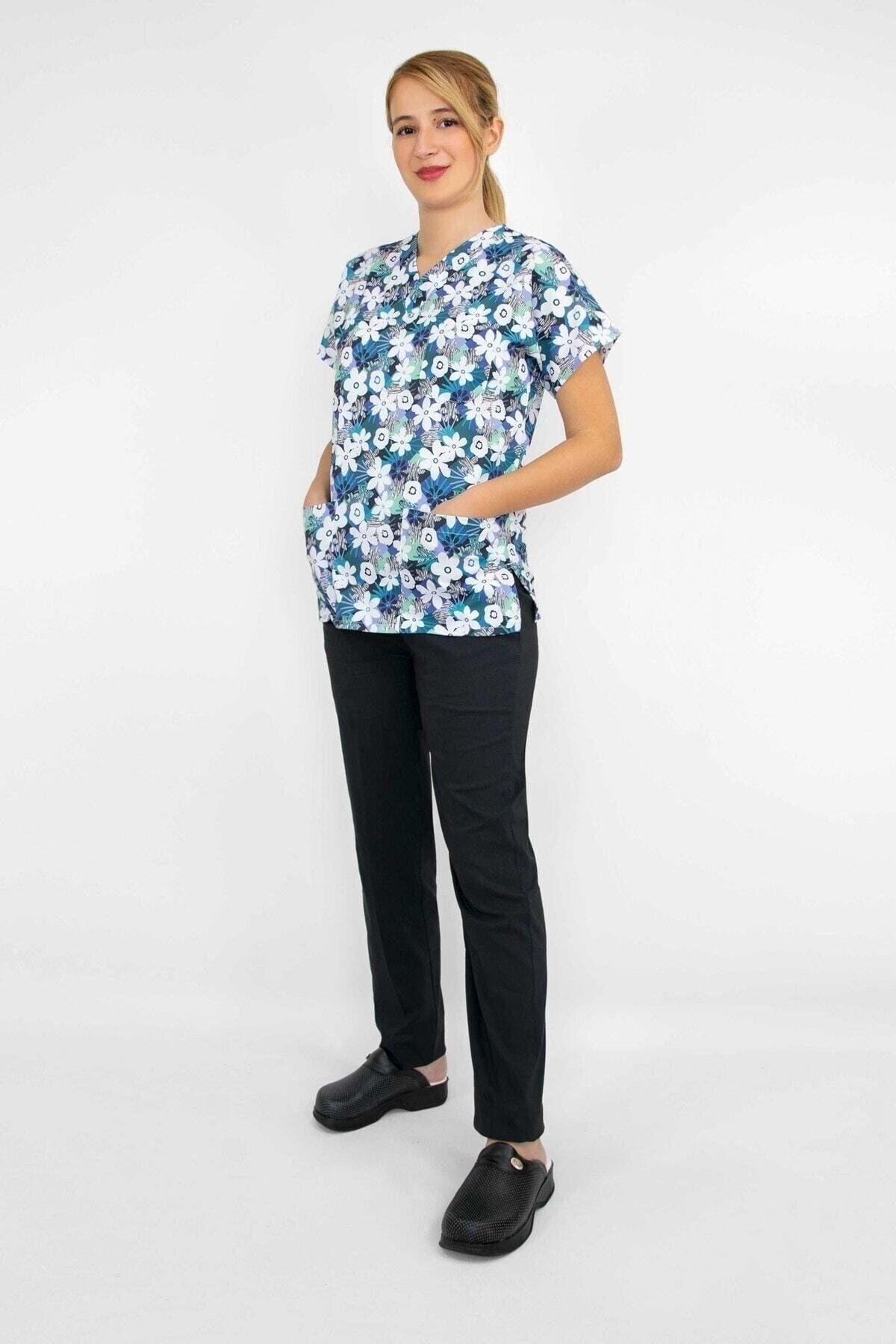 Doktor Cerrahi Hemşire Forması Beyaz Papatya Desenli Likralı Alt Üst Takım Forma Greys-Nur Medikal Giyim