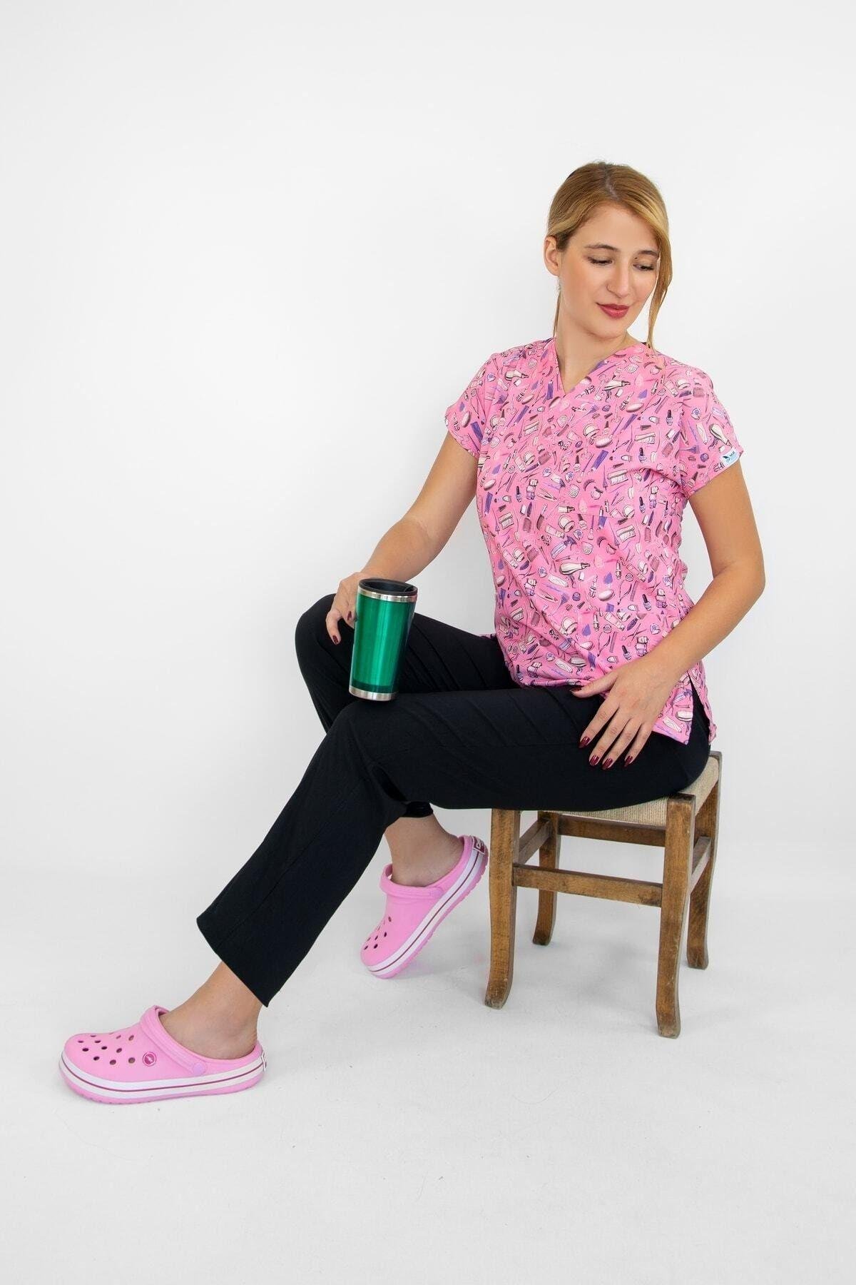 Doktor Cerrahi Hemşire Forması Pembe Güzellik Desenli Likralı Alt Üst Takım Forma Greys-Nur Medikal Giyim