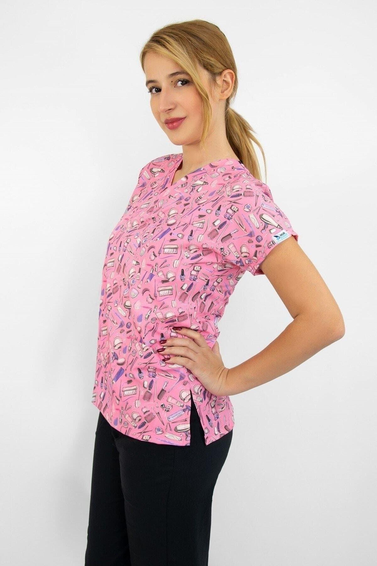 Doktor Cerrahi Hemşire Forması Pembe Güzellik Desenli Likralı Alt Üst Takım Forma Greys-Nur Medikal Giyim