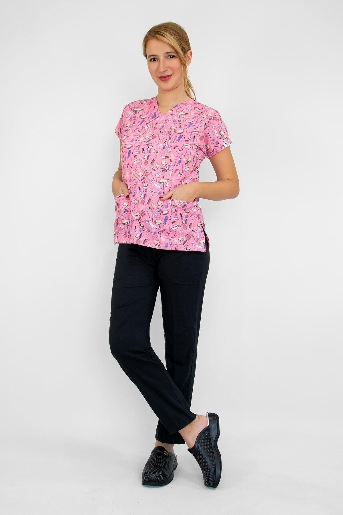 Doktor Cerrahi Hemşire Forması Pembe Güzellik Desenli Likralı Alt Üst Takım Forma Greys-Nur Medikal Giyim