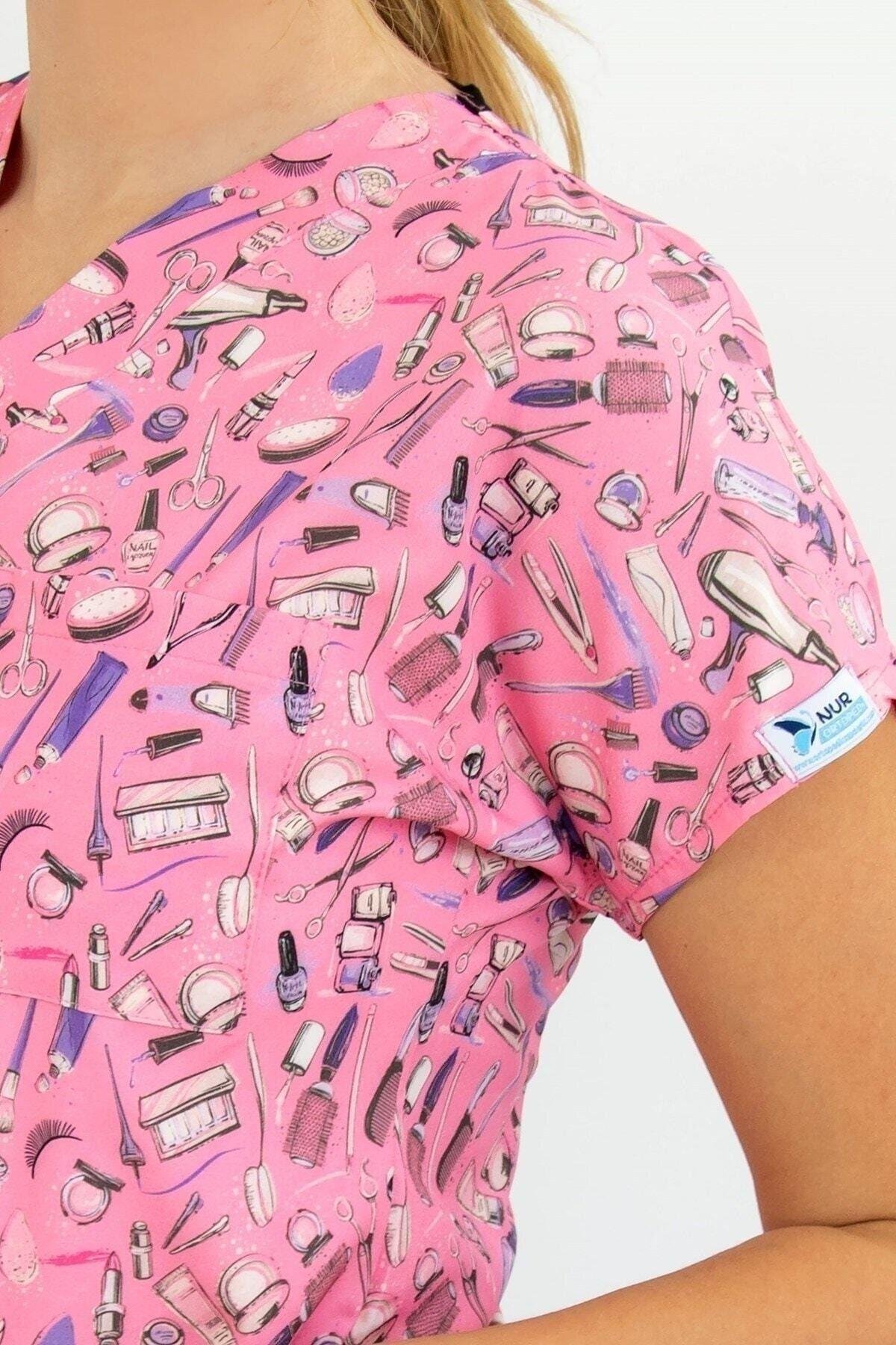 Doktor, Cerrahi Hemşire Forması Pembe Güzellik Desenli Likralı Tek Üst Forma, Greys-Nur Medikal Giyim