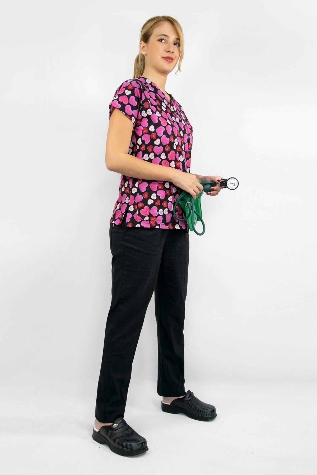 Doktor Cerrahi Hemşire Forması Pembe Kalpler Desenli Likralı Alt Üst Takım Forma Greys-Nur Medikal Giyim