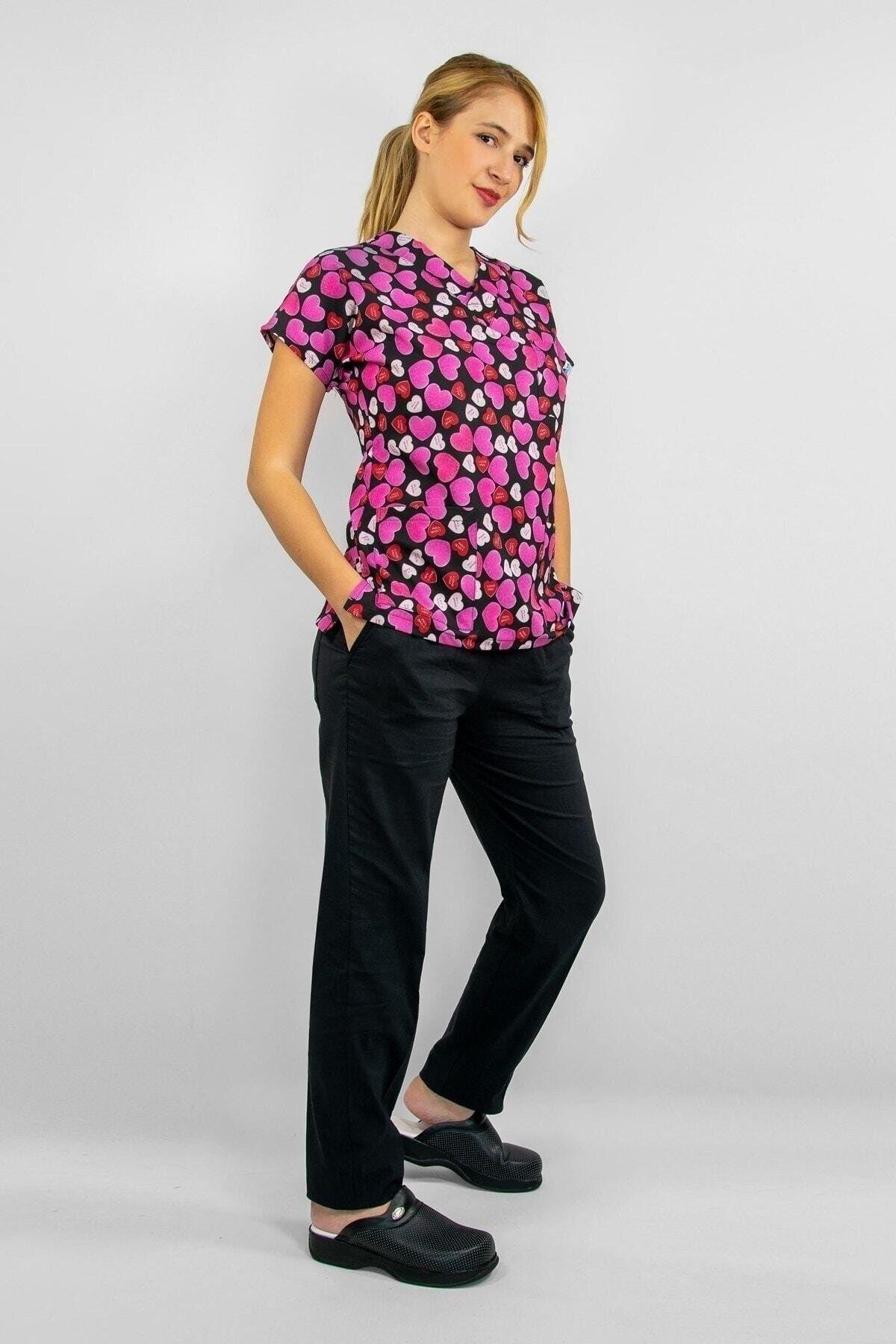 Doktor Cerrahi Hemşire Forması Pembe Kalpler Desenli Likralı Alt Üst Takım Forma Greys-Nur Medikal Giyim