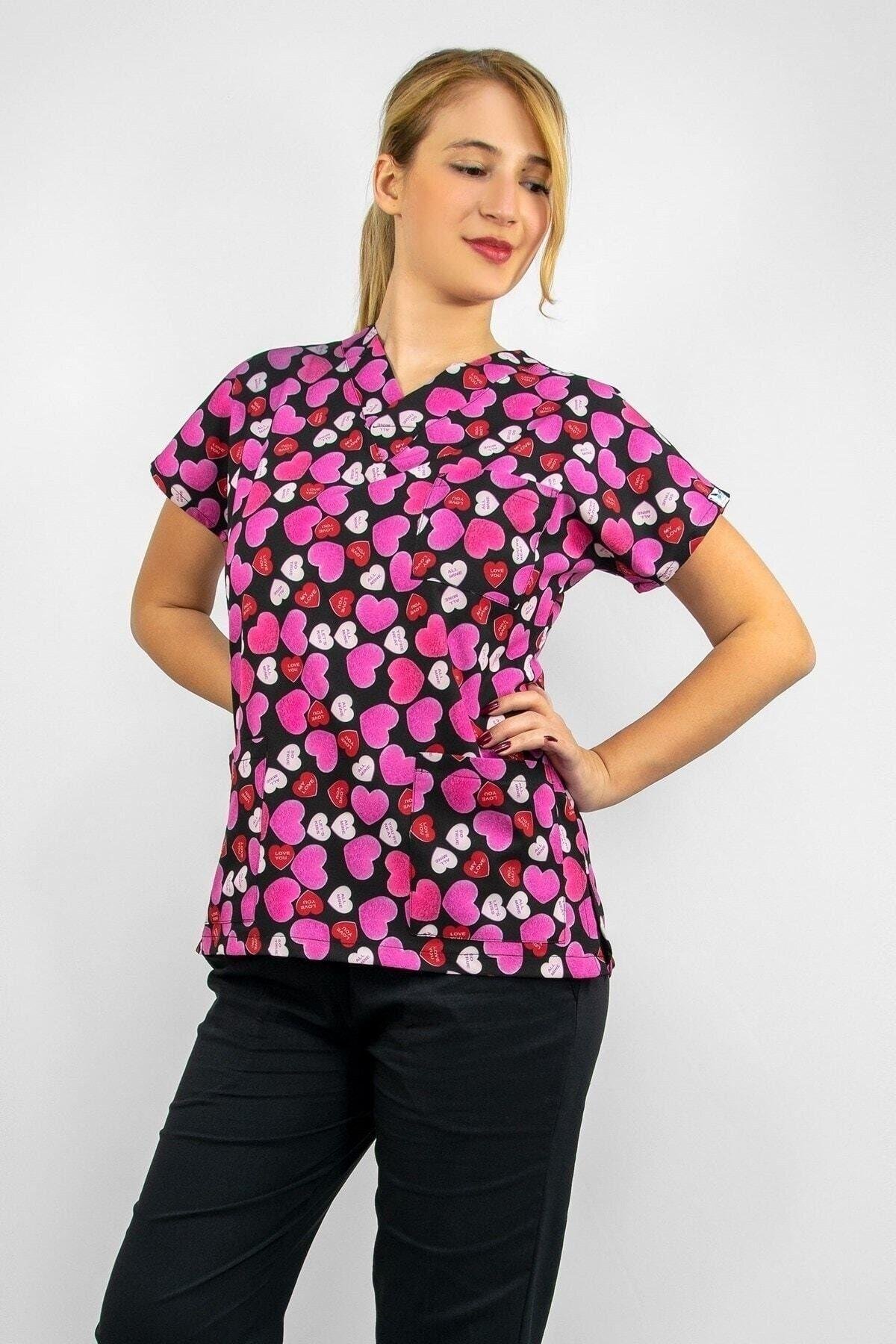 Doktor Cerrahi Hemşire Forması Pembe Kalpler Desenli Likralı Alt Üst Takım Forma Greys-Nur Medikal Giyim