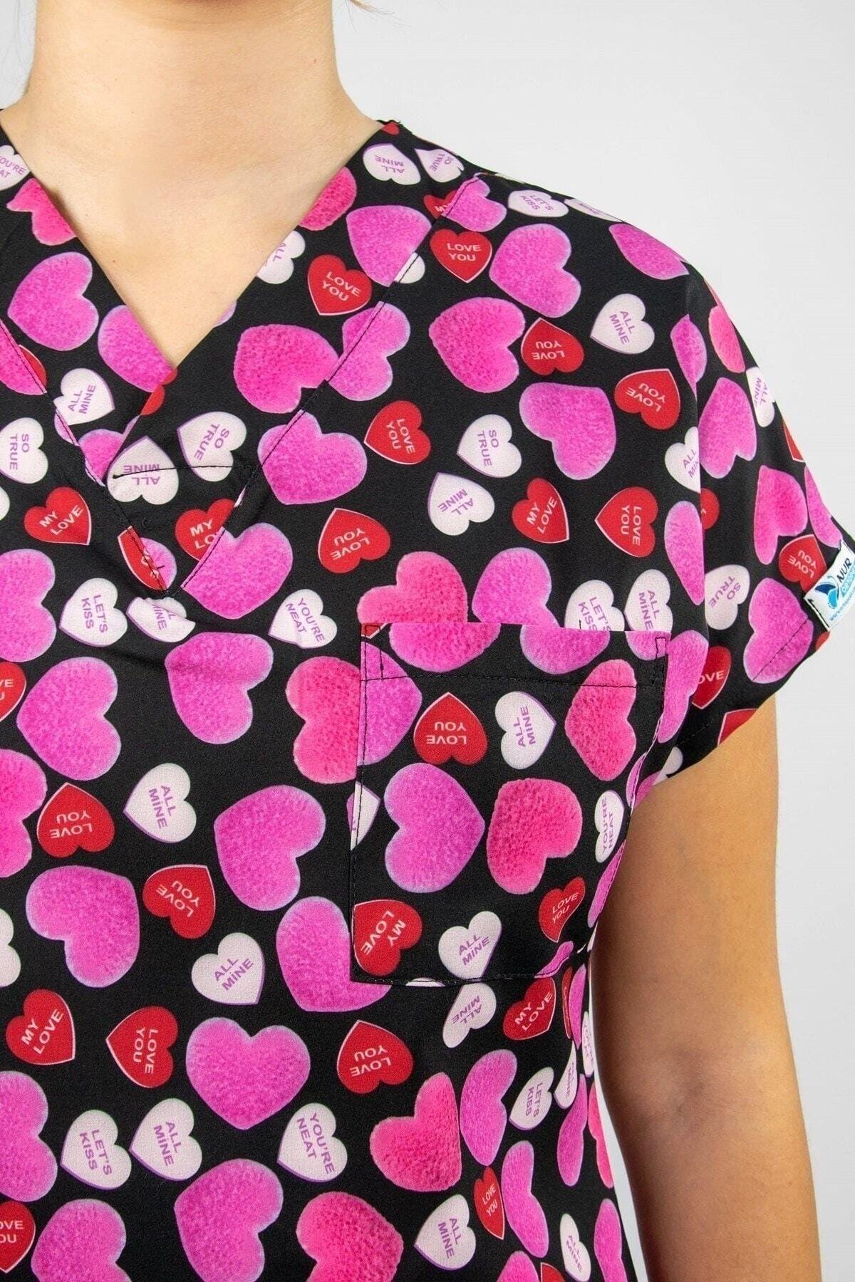 Doktor Cerrahi Hemşire Forması Pembe Kalpler Desenli Likralı Alt Üst Takım Forma Greys-Nur Medikal Giyim