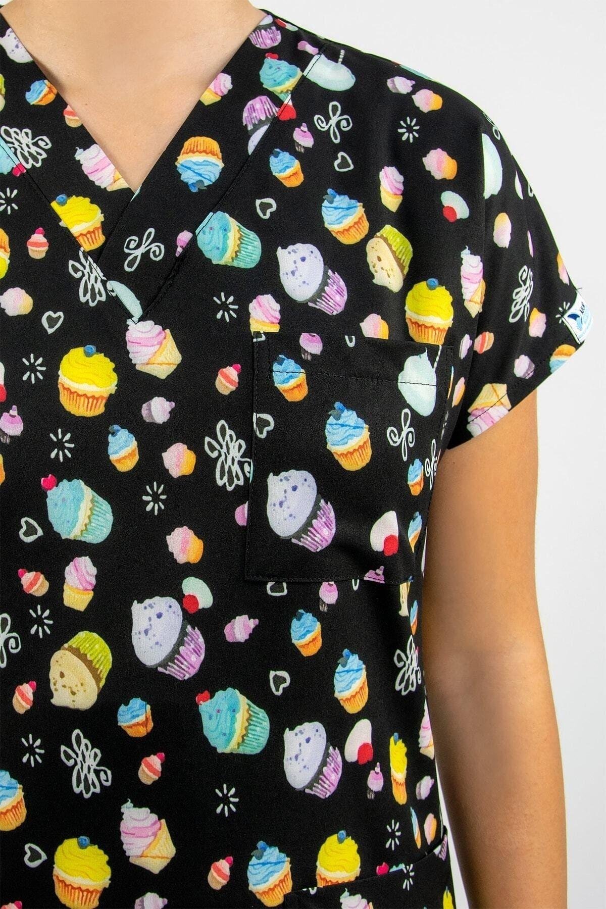 Doktor Hastane Hemşire Forması Cup Cake Pasta Desenli Likralı Üst Forma, Scrubs, Greys-Nur Medikal Giyim