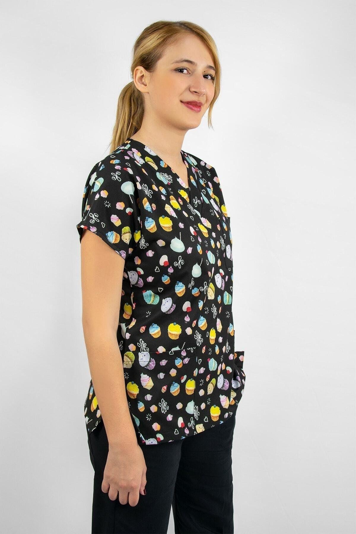 Doktor Hastane Hemşire Forması Cup Cake Pasta Desenli Likralı Üst Forma, Scrubs, Greys-Nur Medikal Giyim