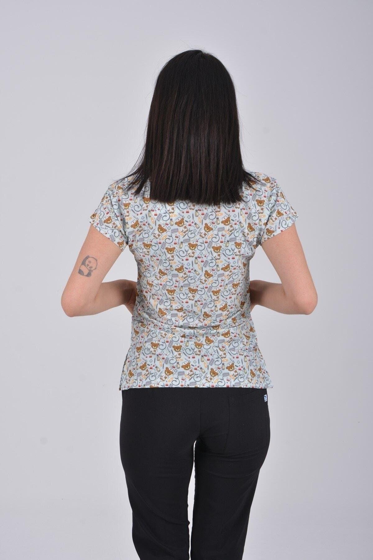 Gri Ayıcık Desenli Likralı Tek Üst Forma-Nur Medikal Giyim