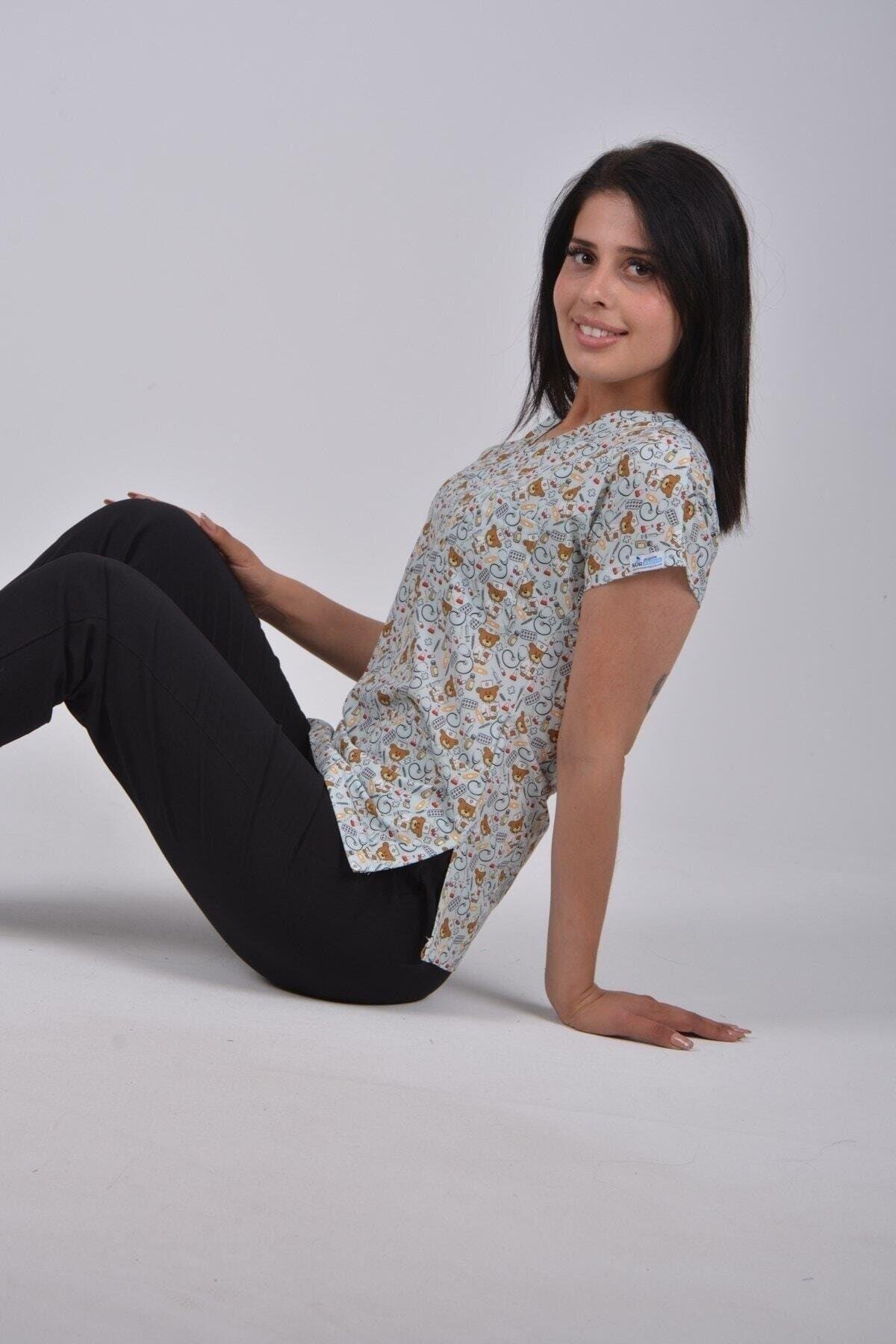 Gri Ayıcık Desenli Likralı Tek Üst Forma-Nur Medikal Giyim