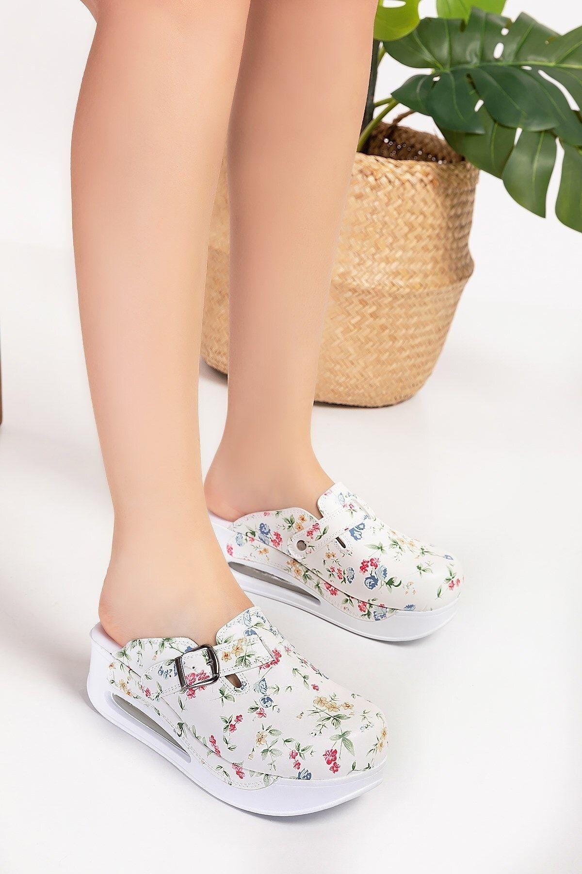 Kadın Beyaz Çiçekli Desenli Tokalı Kapalı Sabo 809 Aşçı Mutfak Doktor Hemşire Hastane Terliği-Nur Ortopedi