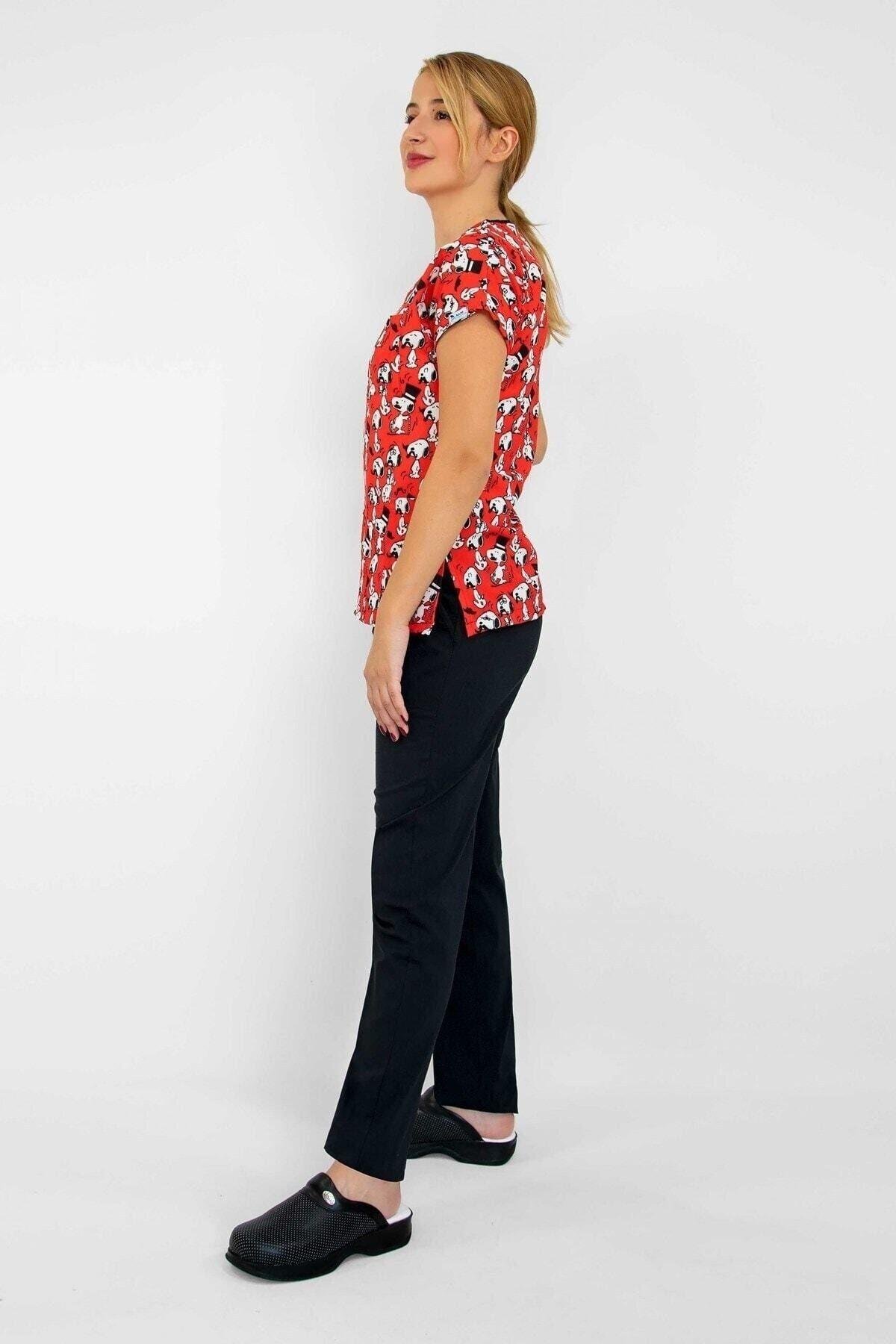 Kırmızı Snoopy Desenli Likralı Alt Üst Takım-Nur Medikal Giyim