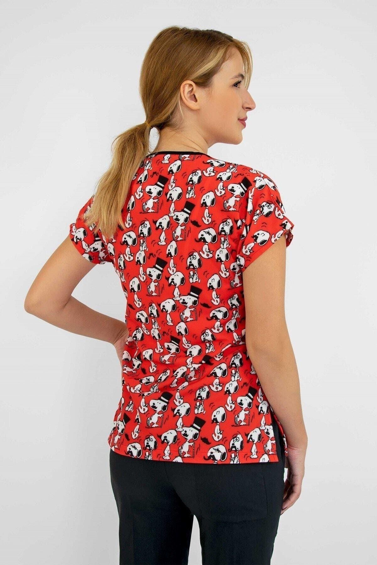 Kırmızı Snoopy Desenli Likralı Alt Üst Takım-Nur Medikal Giyim