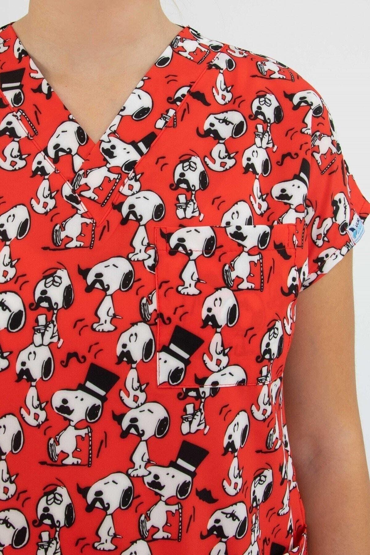 Kırmızı Snoopy Desenli Likralı Alt Üst Takım-Nur Medikal Giyim