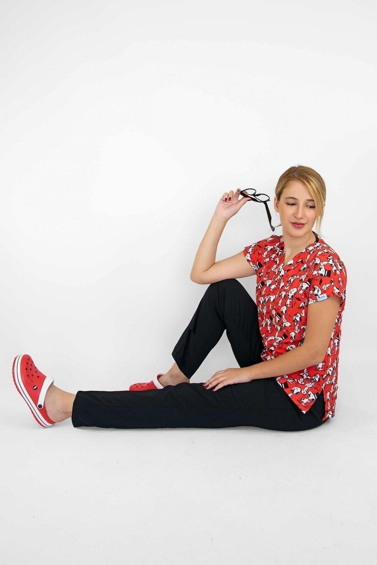 Kırmızı Snoopy Desenli Likralı Alt Üst Takım-Nur Medikal Giyim