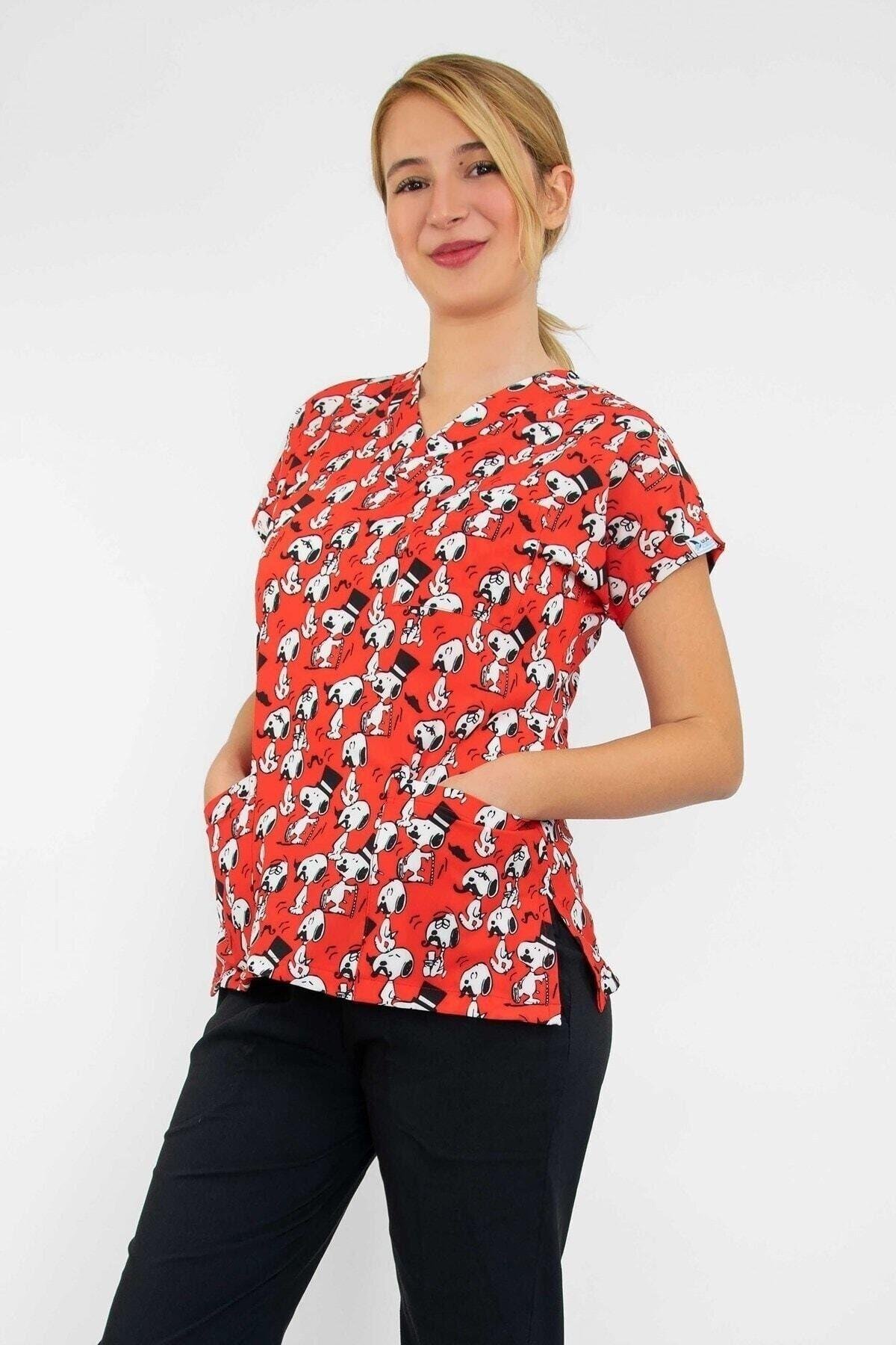 Kırmızı Snoopy Desenli Likralı Alt Üst Takım-Nur Medikal Giyim