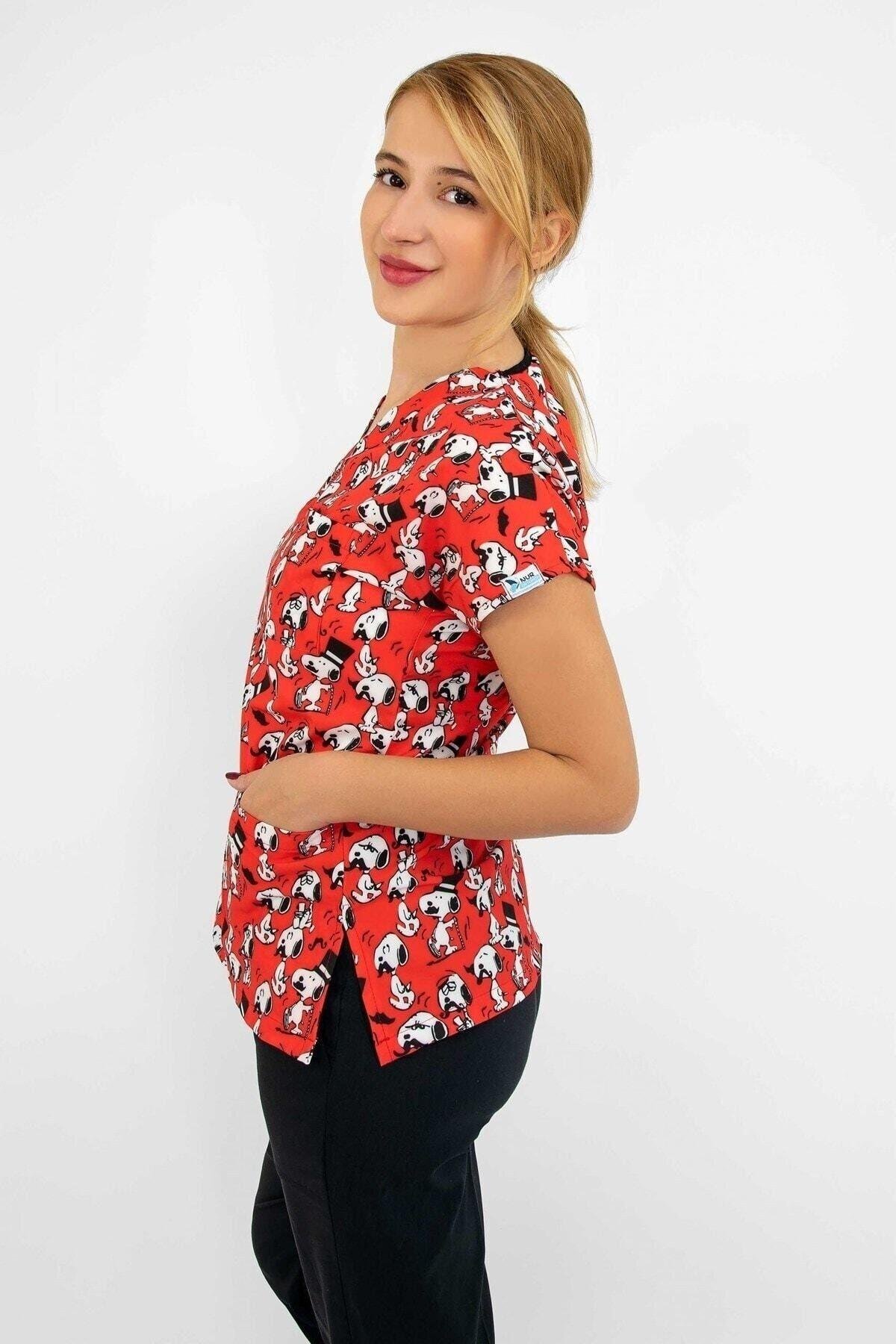 Kırmızı Snoopy Desenli Likralı Alt Üst Takım-Nur Medikal Giyim