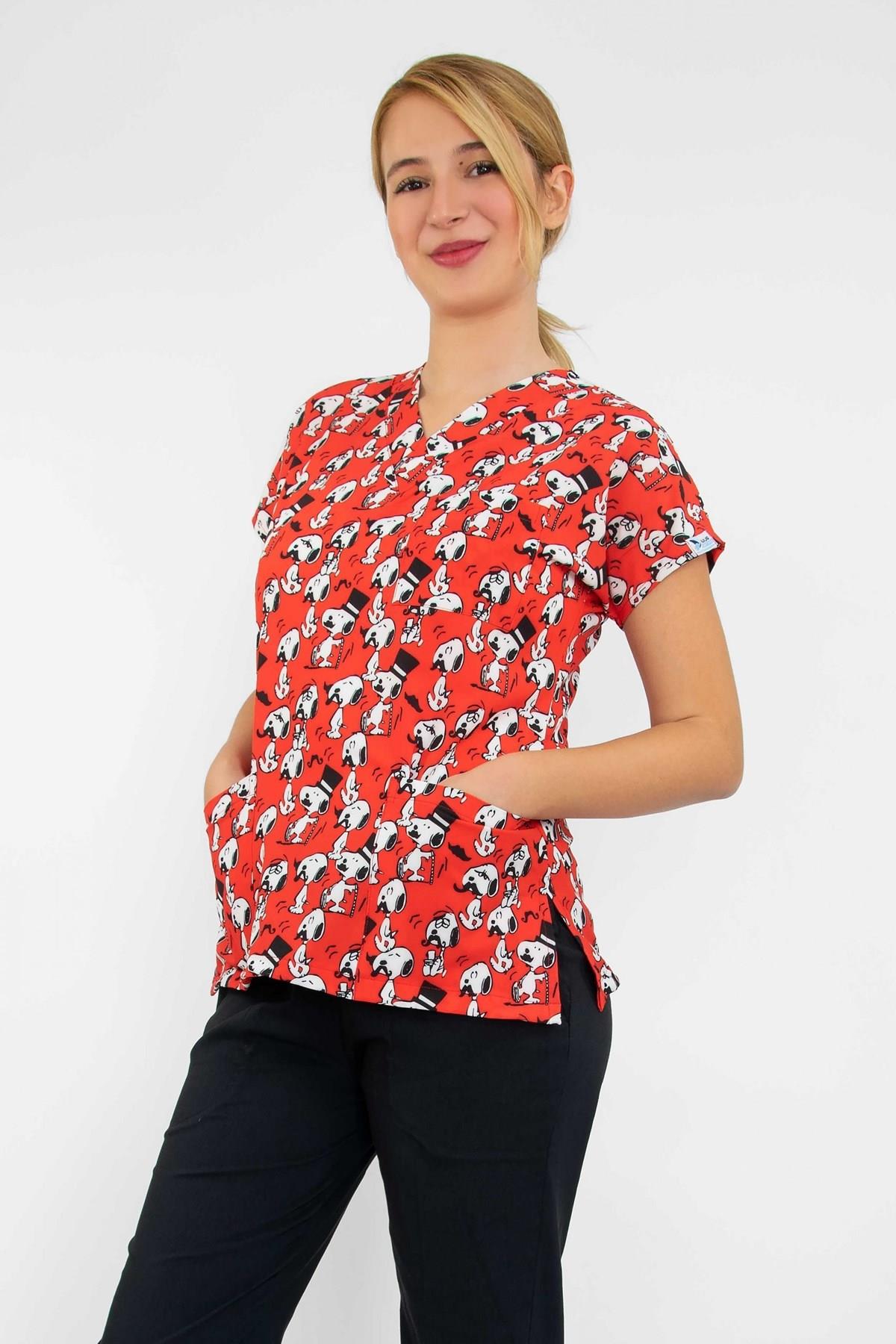 Kırmızı Snopy Desenli Likralı Doktor Hemşire Hastane Cerrahi Tek Üst Forma-Nur Medikal Giyim