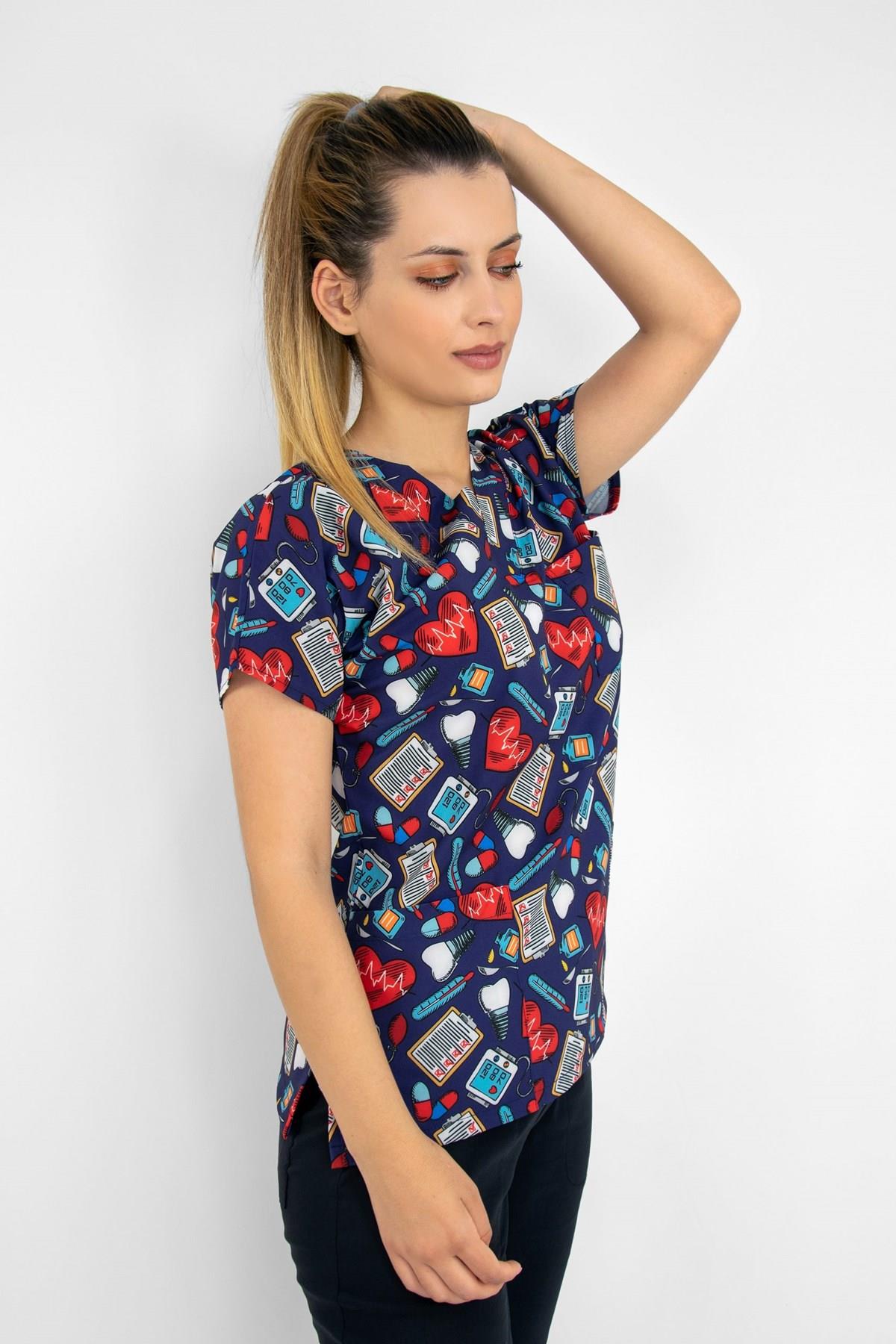 Lacivert İlk Yardım Desenli Likralı Doktor Hemşire Hastane Cerrahi Tek Üst Forma-Nur Medikal Giyim